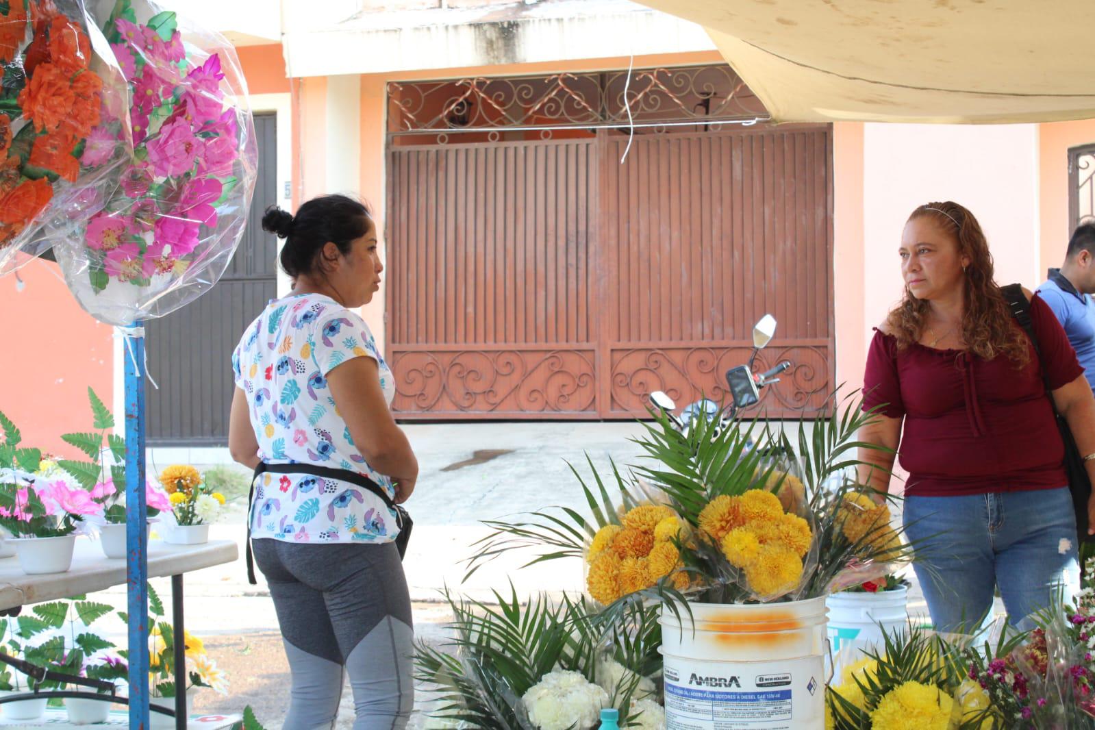$!Pese a contrariedades floristas de Rosario trabajan en la fiesta del Día de Muertos