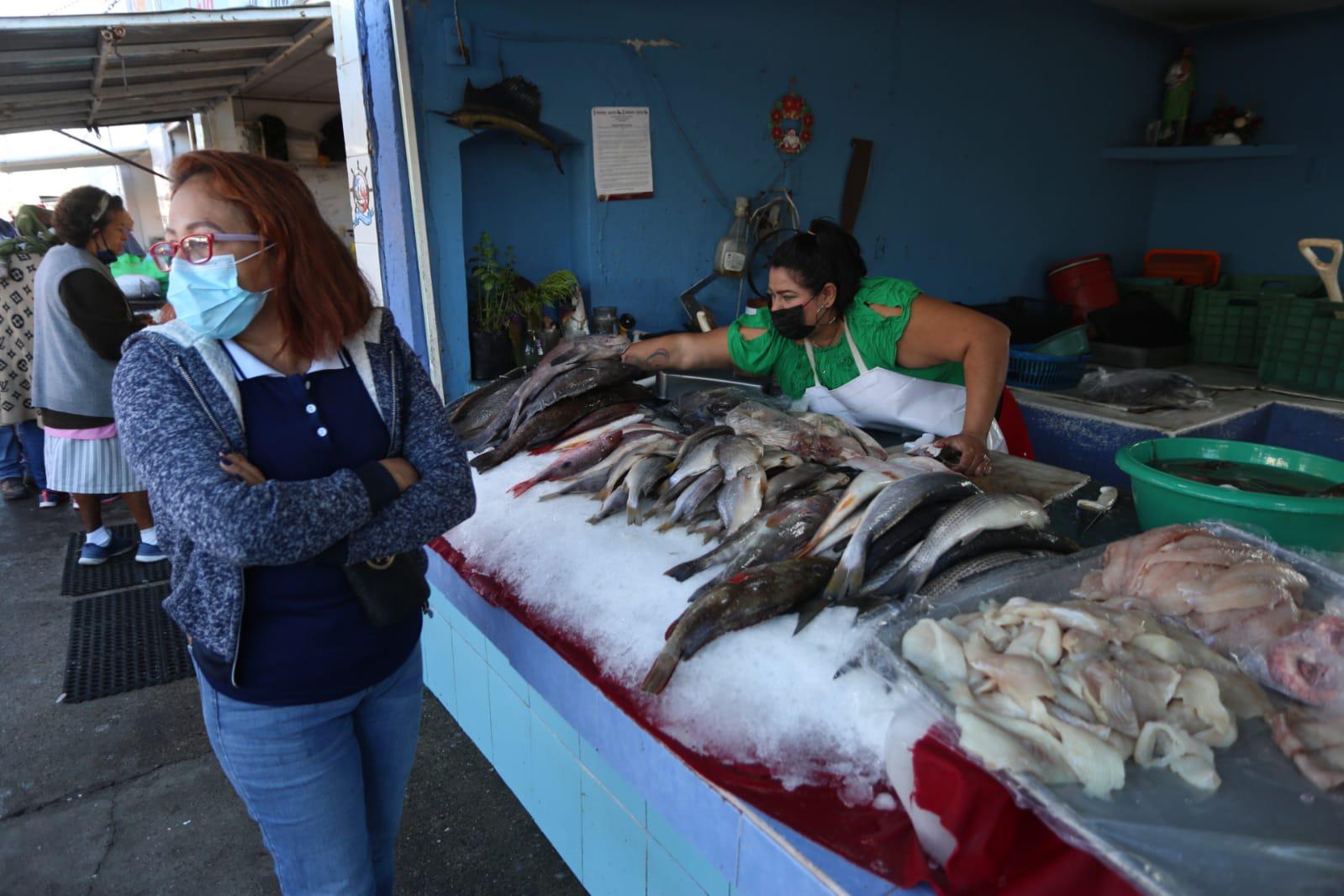 $!Ya no respetan las tradiciones, hasta los taqueros venden más en Viernes de Cuaresma, reclaman vendedores de pescado
