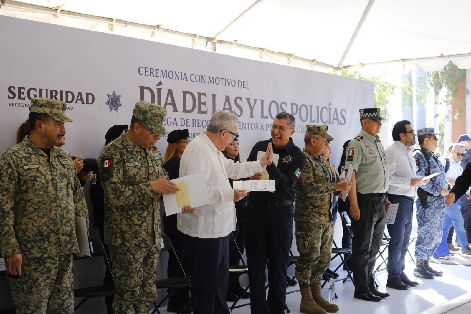 $!Rocha anuncia 10% de aumento salarial a policías y $500 millones para seguridad estatal