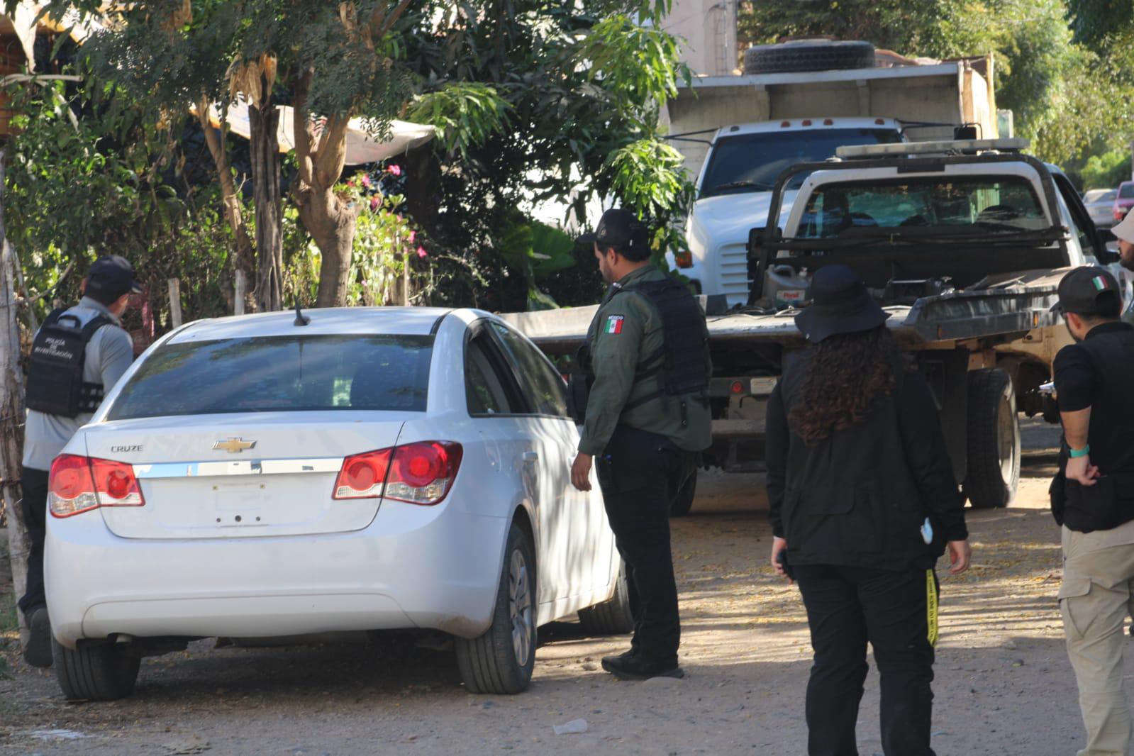 $!Hallan vehículo con casquillos y ponchallantas en la Lombardo Toledano, en Culiacán