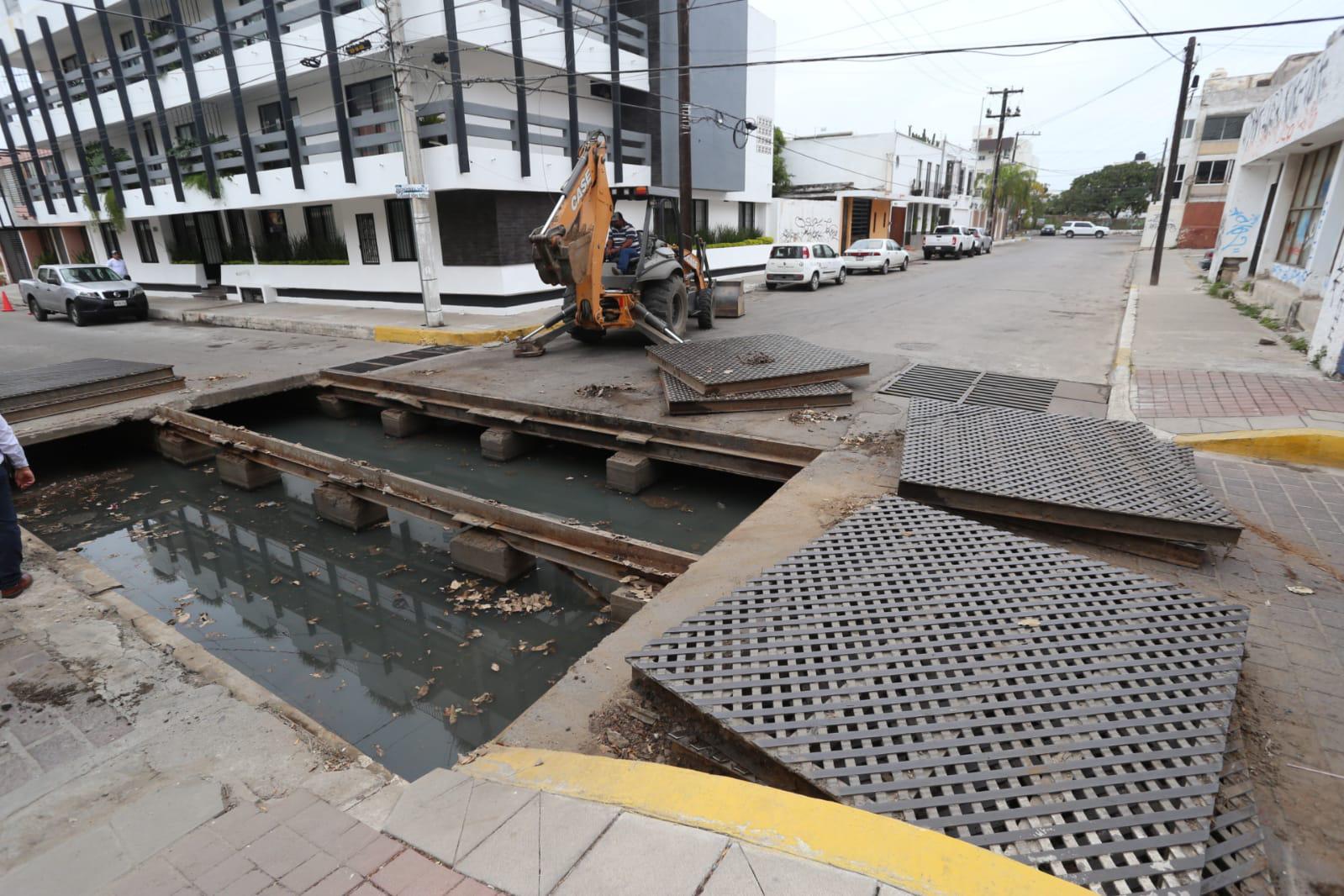 $!En Mazatlán cierran por horas Calle Belisario Domínguez; dan mantenimiento a rejillas del colector Roosevelt