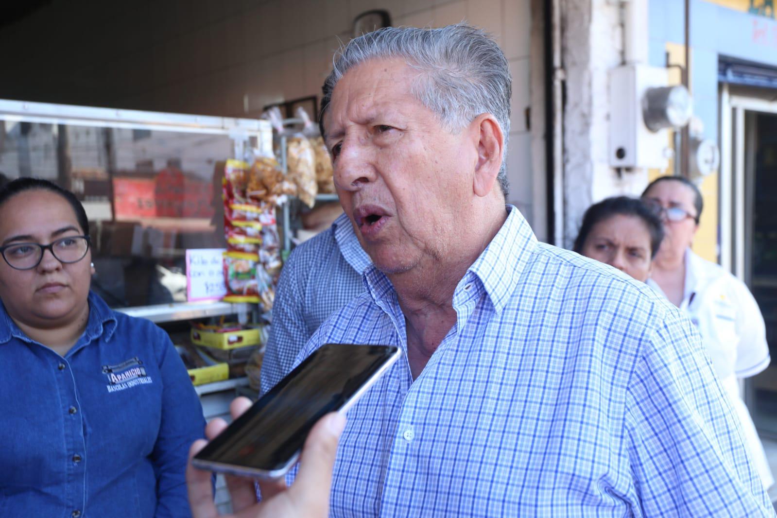 $!Melesio Gaxiola Zamora, uno de los comerciantes afectados, dice que es innecesario el carril preferencial para el transporte en la Avenida Juan Carrasco.