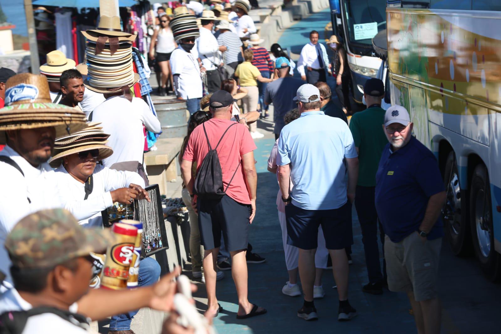 $!Acuden a reparar socavón en Paseo Claussen; este miércoles arribaron miles de turistas de cruceros