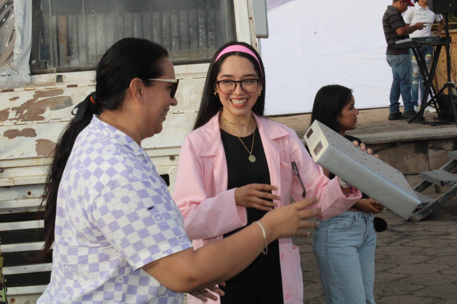 $!Divulgadora científica ofrece taller de creación de visor de eclipse a niños de Rosario