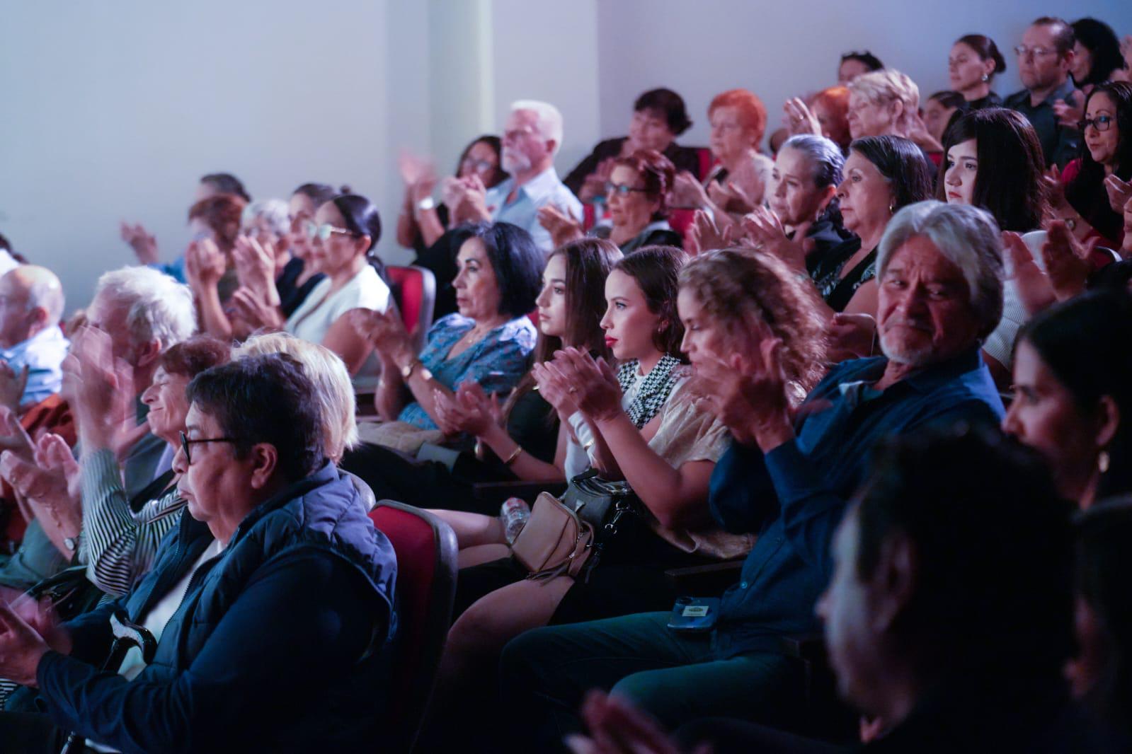 $!Los cantantes reciben el caluroso aplauso del público.