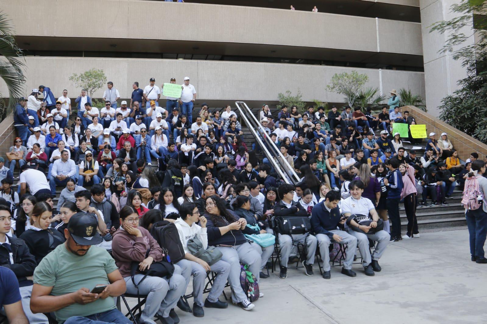 $!Ante visita de AMLO, personal de la UAS se congrega en Palacio de Gobierno en Culiacán