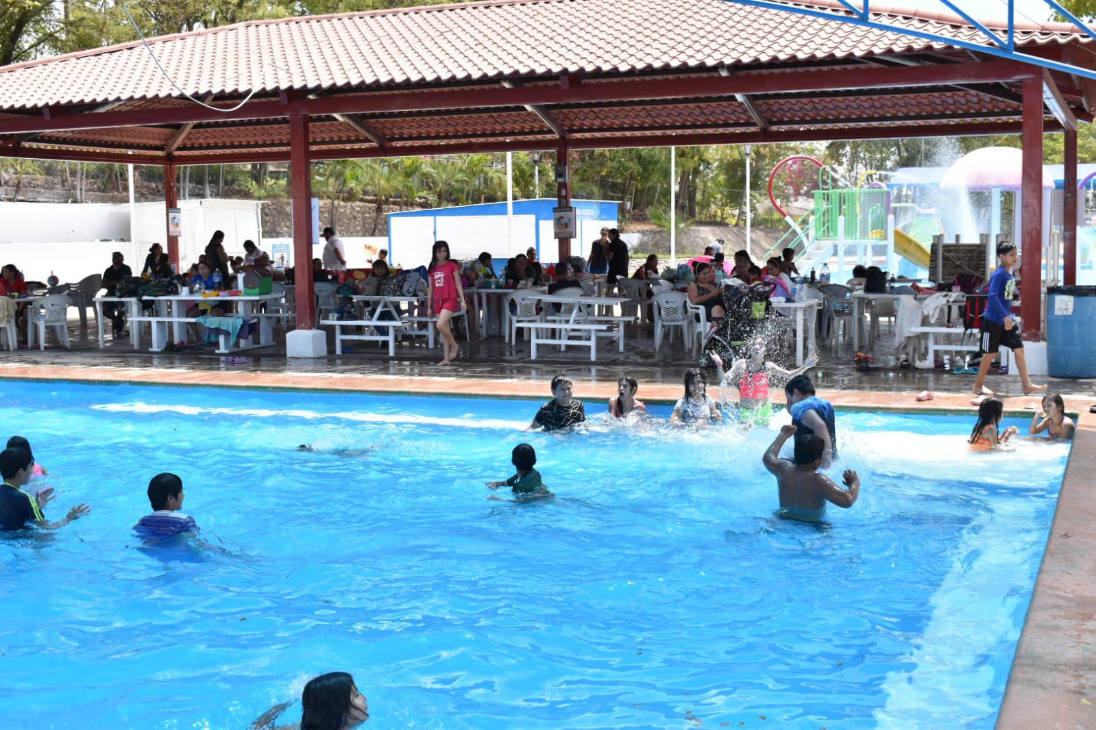 $!Cualquiera se quita el calor en estas albercas.