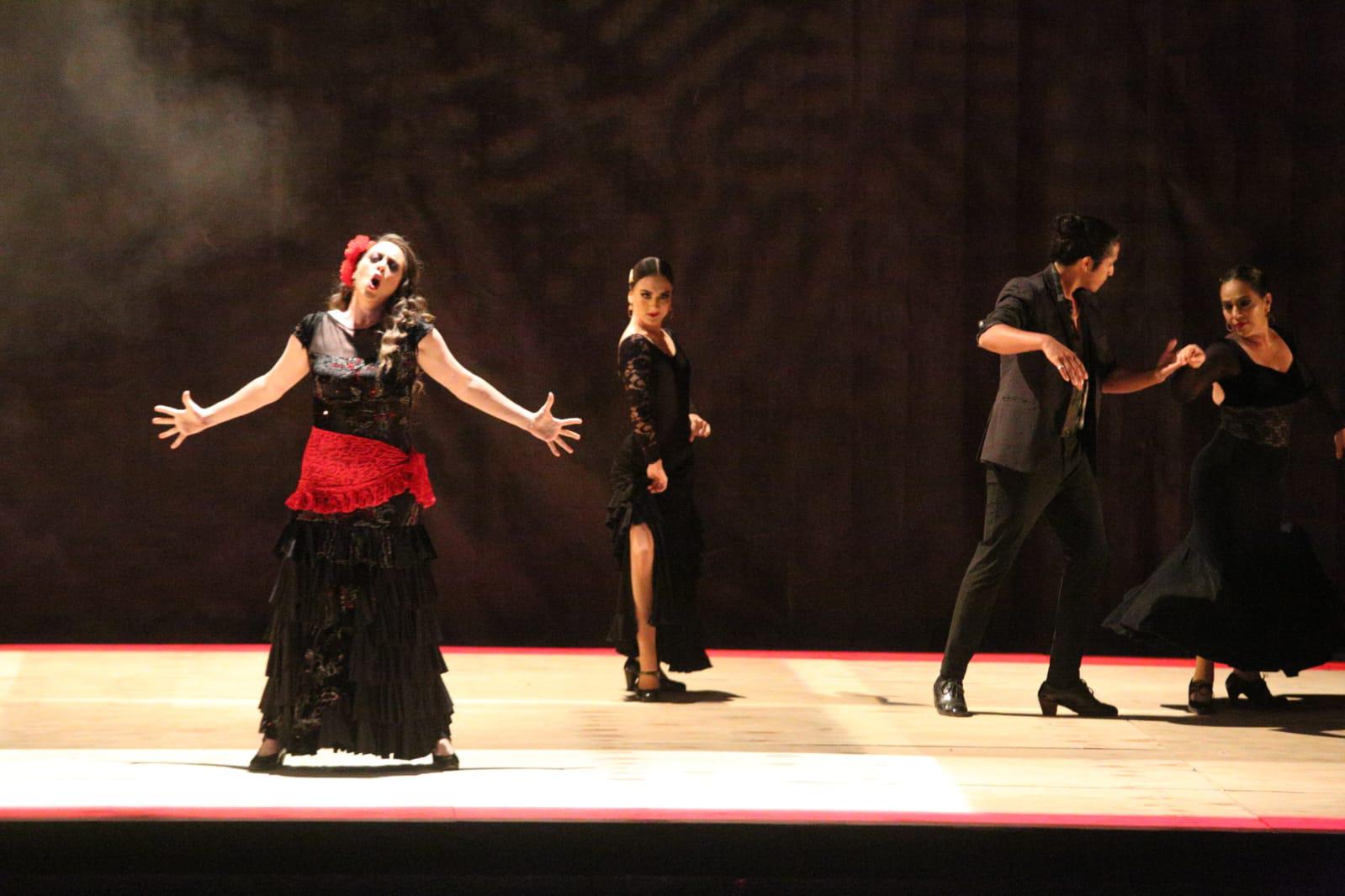 $!La mezzosoprano Sarah Holcombe, quien estuvo acompañada por la Camerata Mazatlán dirigida por el director de orquesta, Enrique Patrón de Rueda, fueron los protagonistas de Amor pagano.