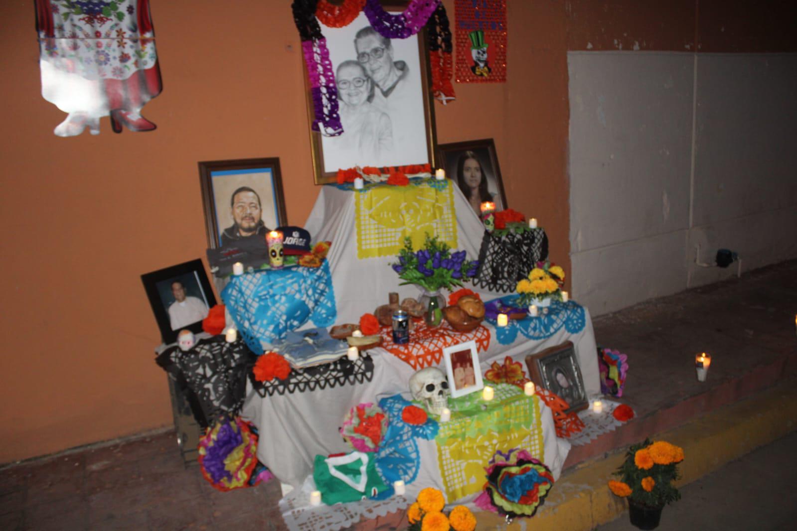 $!El Callejón 22 de diciembre, en Rosario, realiza su tradicional velada de altares de muertos