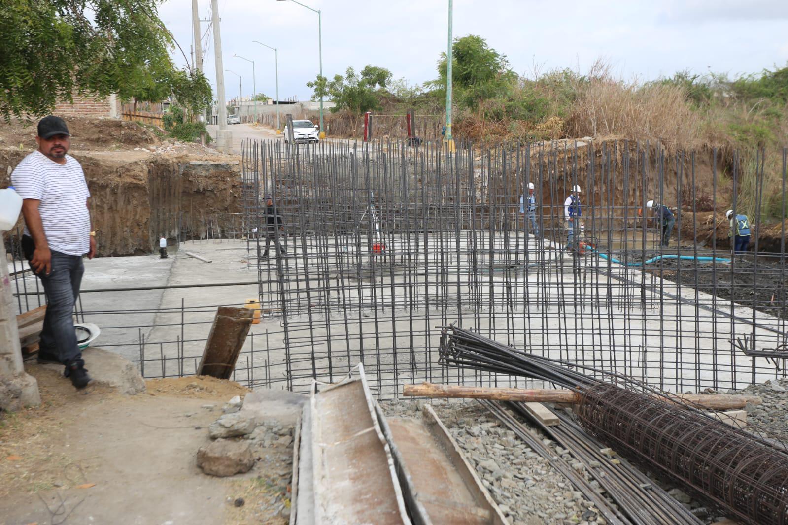 $!Detienen trabajos de desvío de canal en Mazatlán a petición de vecinos