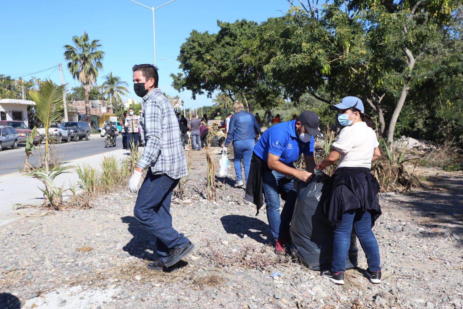 $!Ciudadanos y autoridades limpian zona de mangle en el Estero del Infiernillo, en Mazatlán