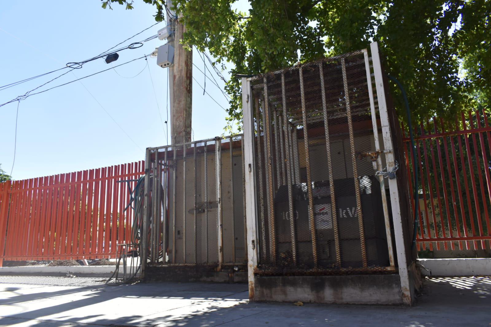 $!En el Vallado, primaria trabaja sin luz después de que transformador se averió, en Culiacán