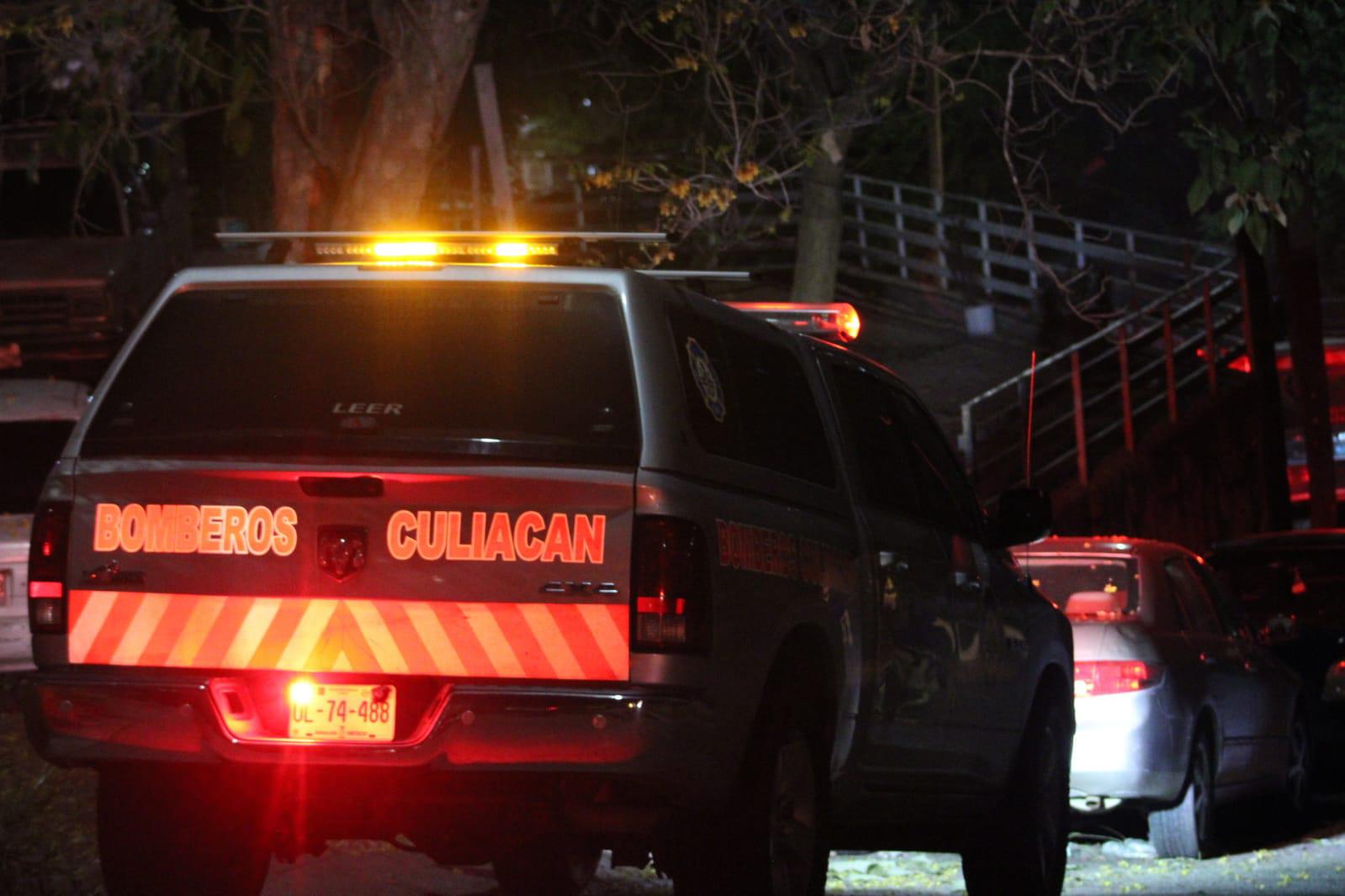 $!Incendio de vehículo moviliza a corporaciones en Infonavit Cañadas, en Culiacán