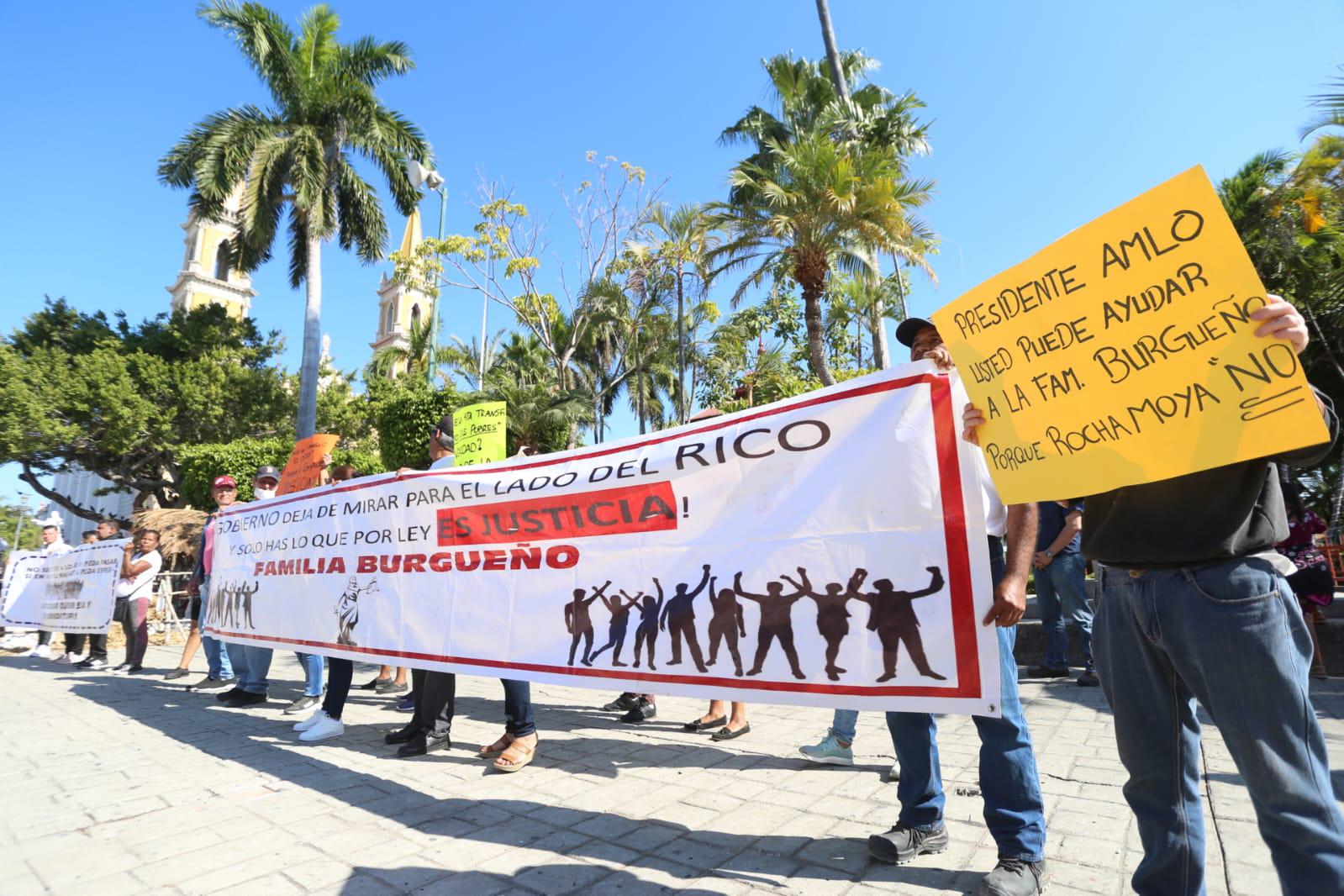 $!Realizan manifestación frente a Ayuntamiento para exigir negociación a terrenos invadidos en Cerritos