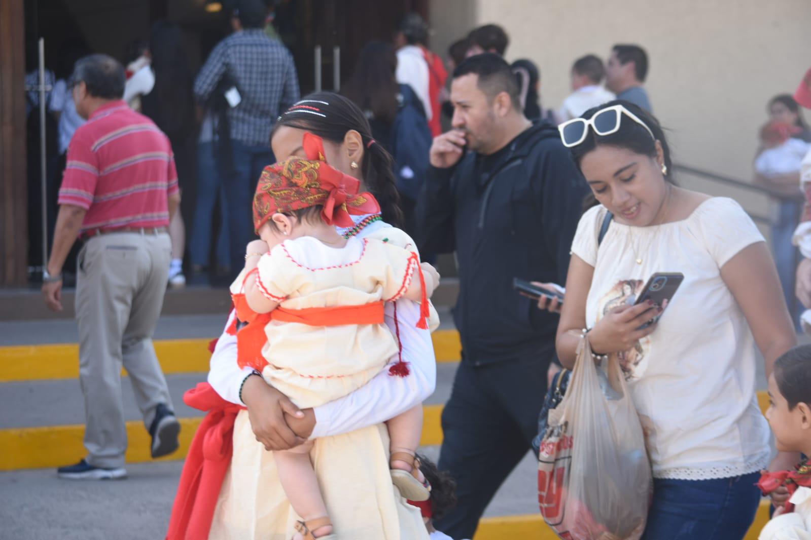 $!Feligreses acuden en familia a ver a la Virgen de Guadalupe en Culiacán