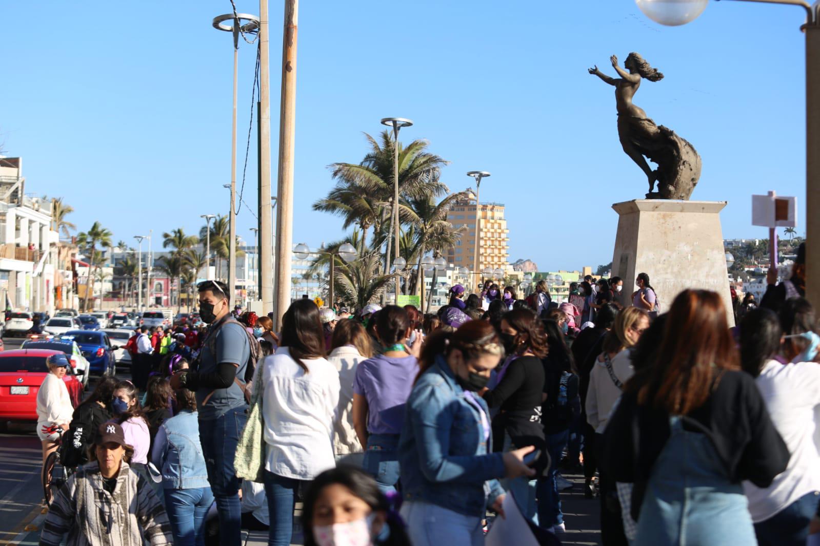 $!Mazatlecas exigen durante el 8M frenar la violencia de género