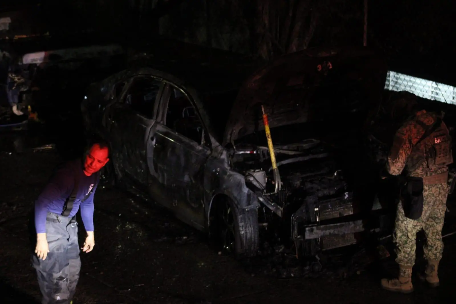 $!Incendio de vehículo moviliza a corporaciones en Infonavit Cañadas, en Culiacán