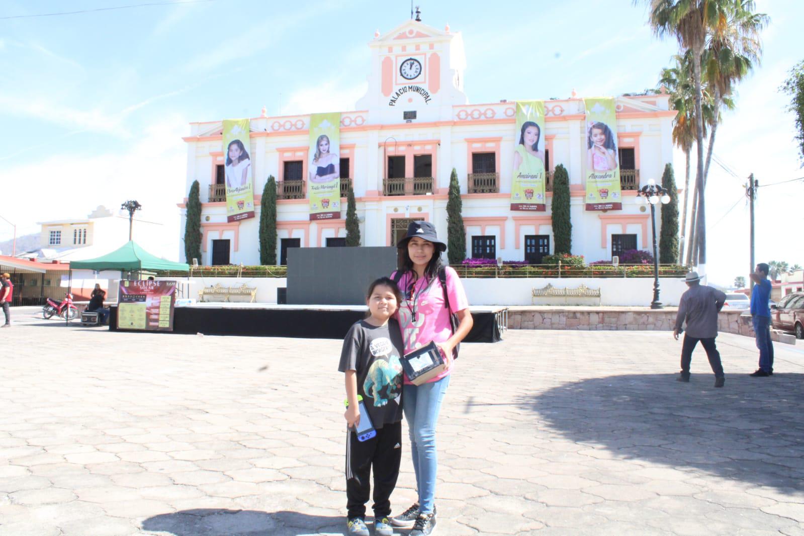 $!María y Kelian acuden a Rosario para ser testigos del eclipse de sol