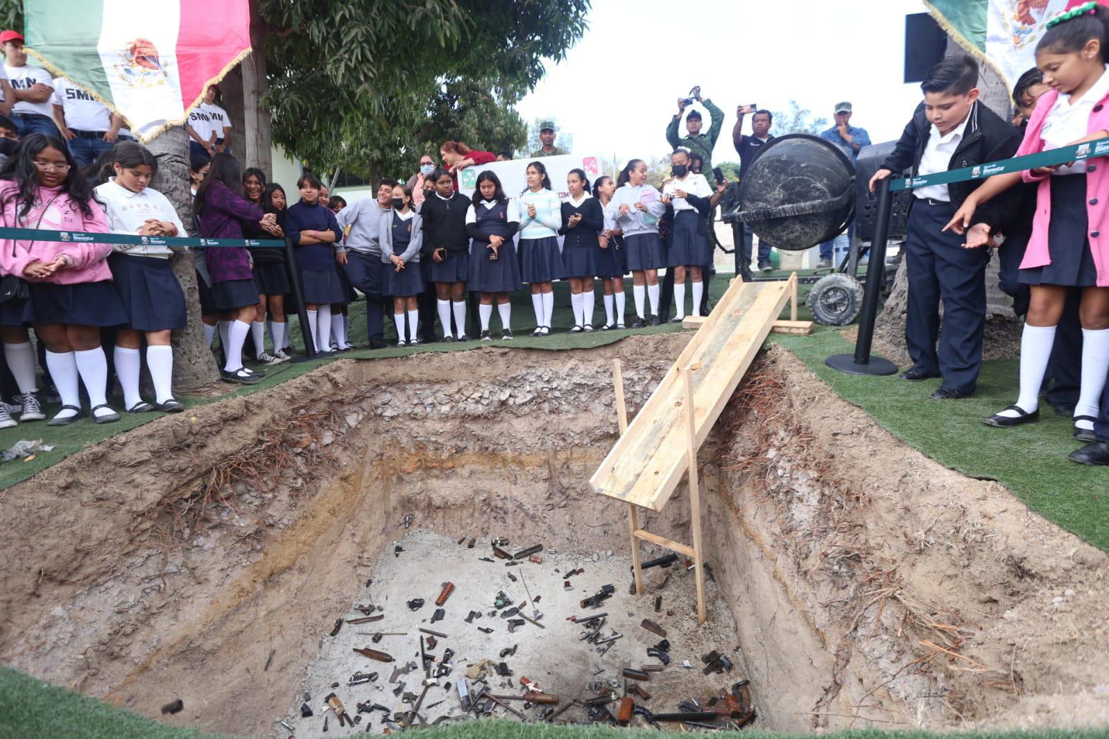 $!Destruye Ejército en Mazatlán armamento decomisado y puesto a su disposición