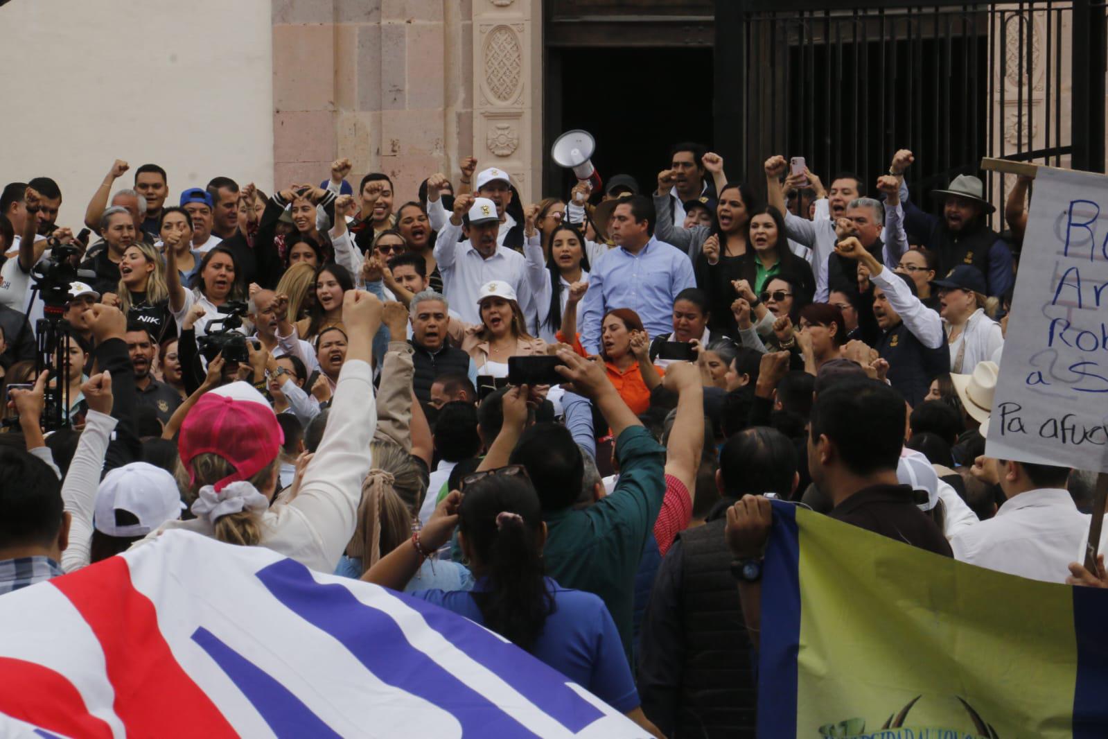 $!Moviliza la UAS a su personal y toma la avenida Obregón en Culiacán