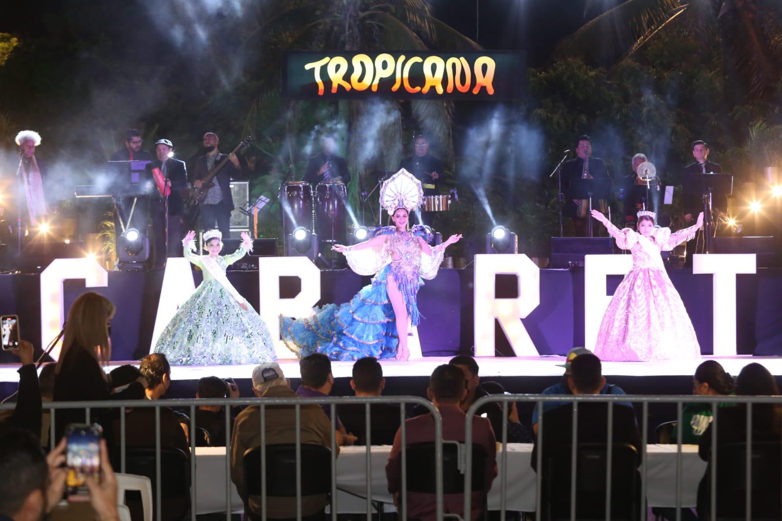 $!Cientos de mazatlecos acuden a elección de Rey de la Alegría y Reina Infantil del Carnaval