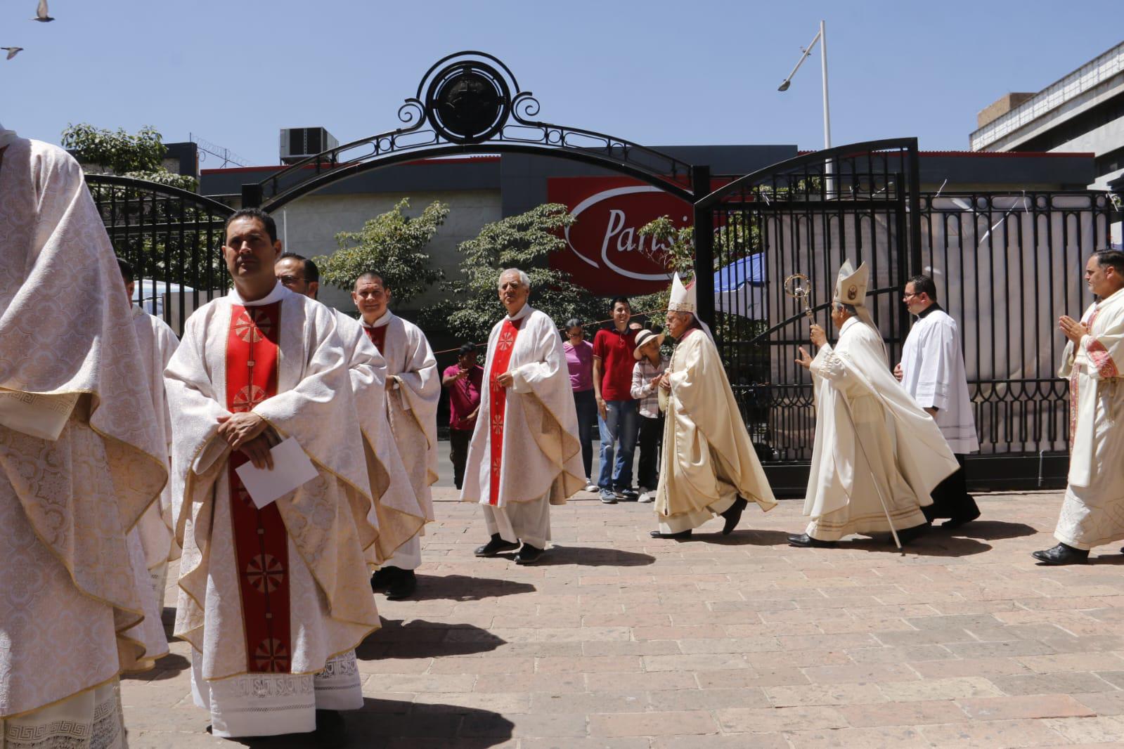 $!‘Que reconsideren, que recapaciten’, clama Obispo de Culiacán en Misa Crismal ante hechos de violencia