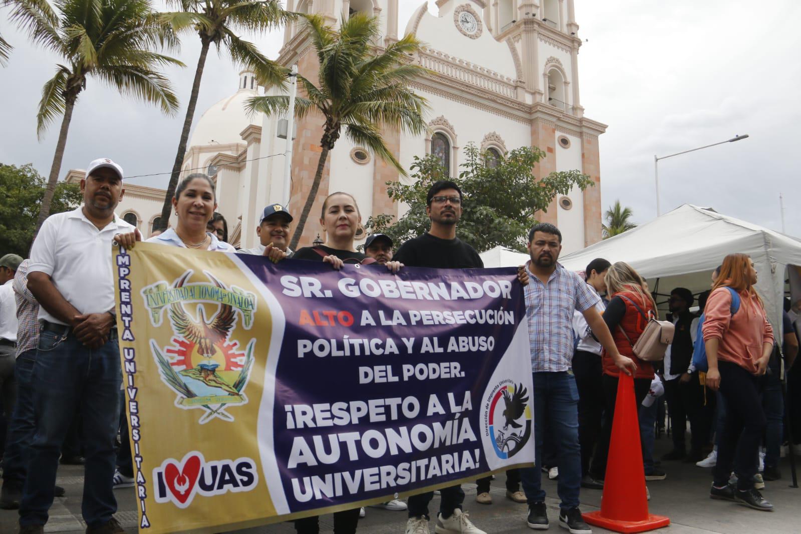 $!Moviliza la UAS a su personal y toma la avenida Obregón en Culiacán