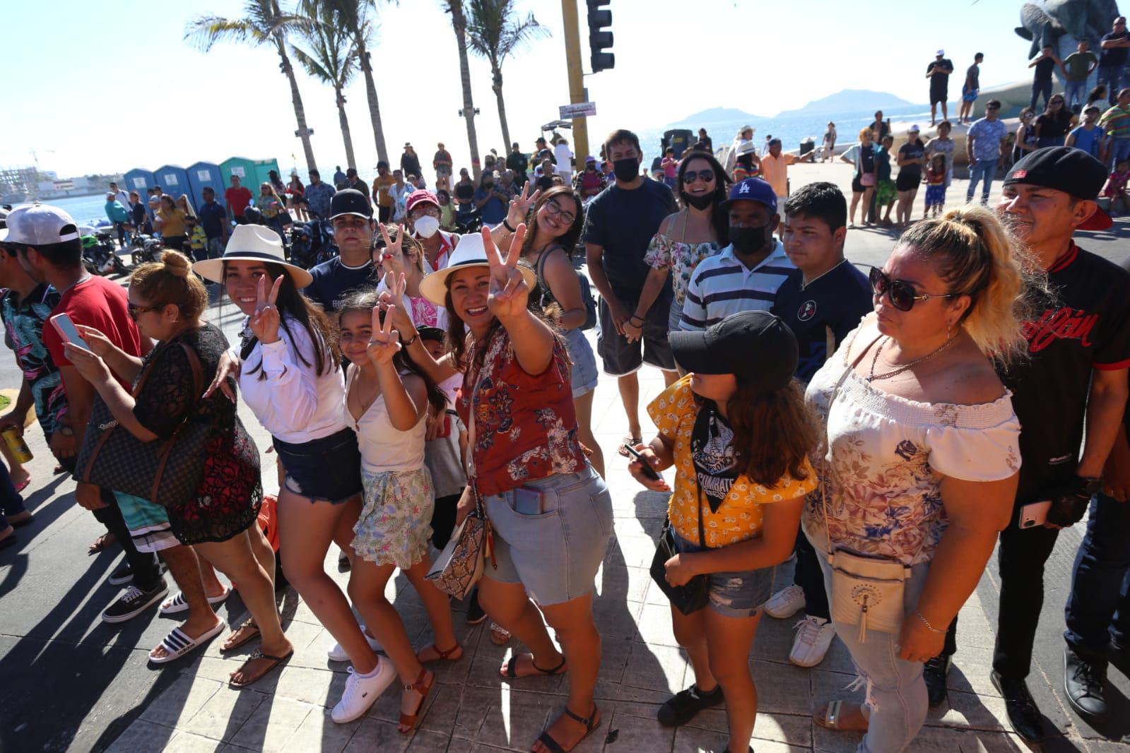 $!Vibran las motos en desfile por el malecón de Mazatlán