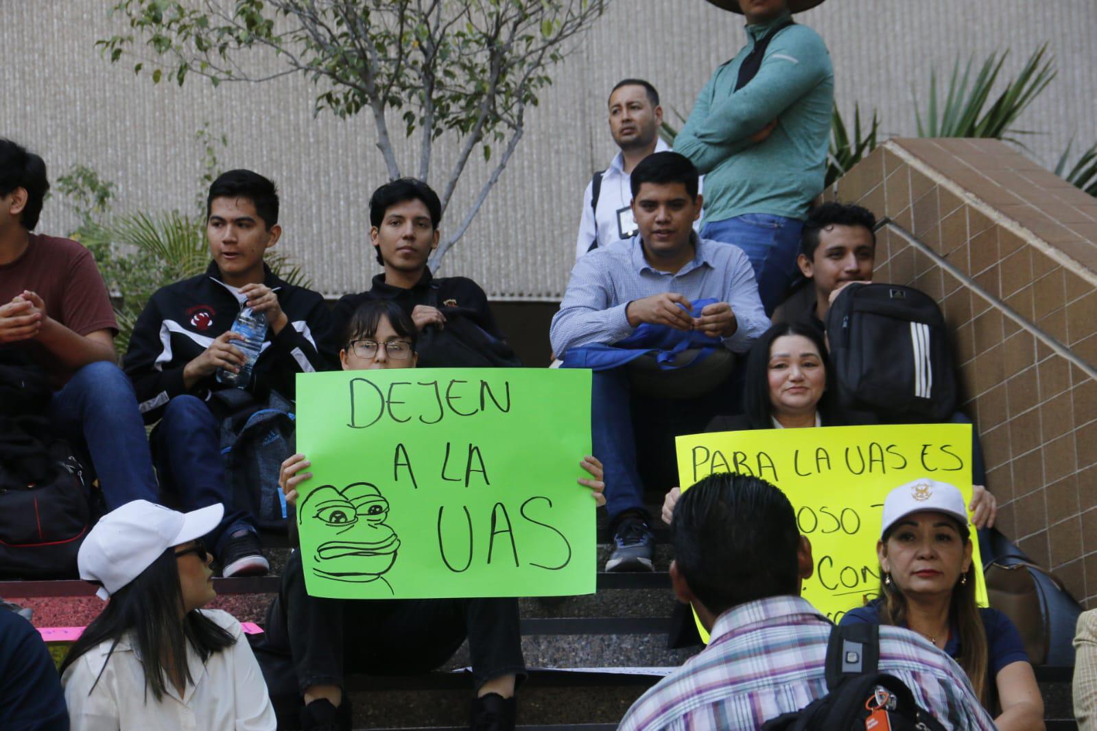 $!Ante visita de AMLO, personal de la UAS se congrega en Palacio de Gobierno en Culiacán