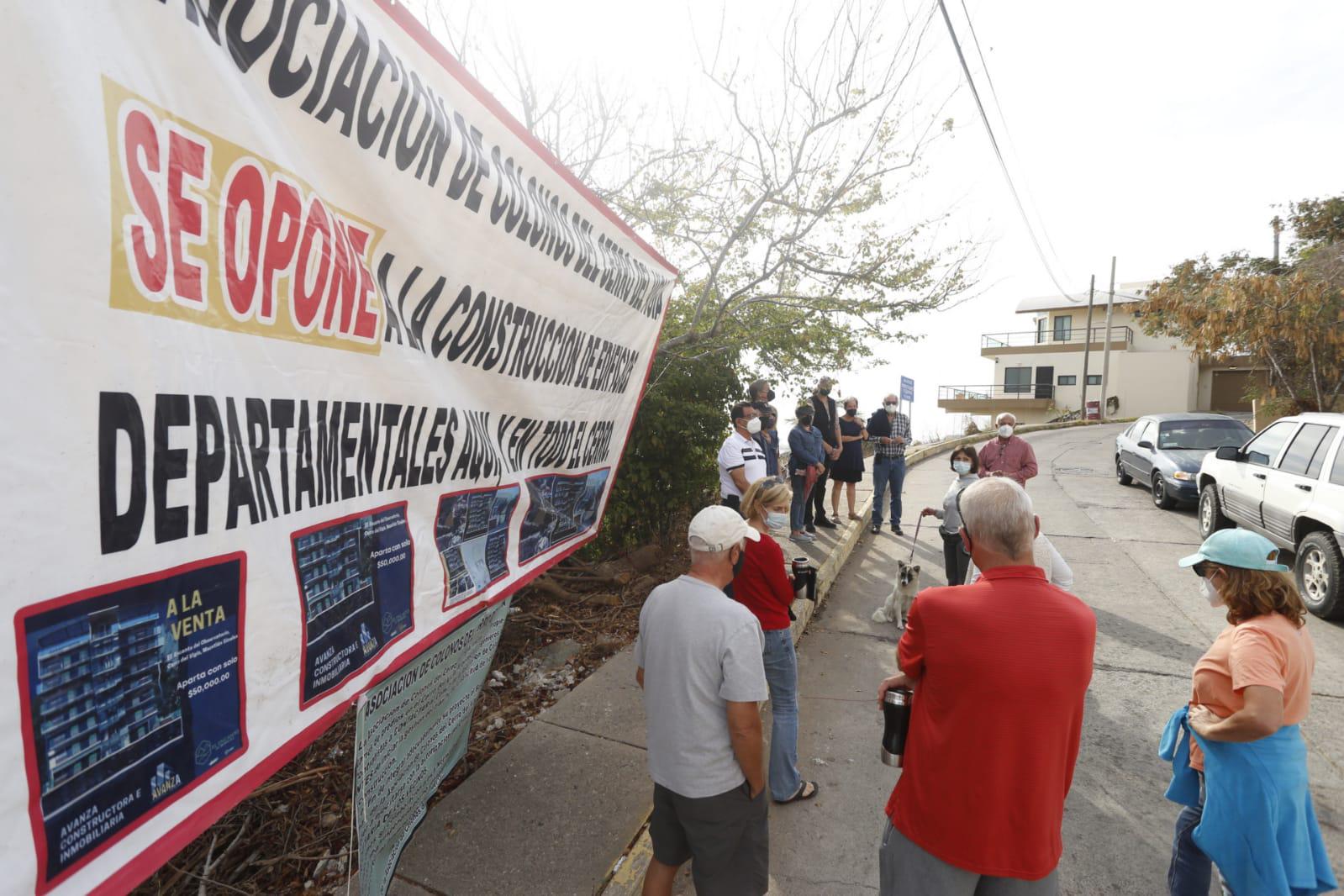 $!Vuelven a protestar contra construcción de condominios en el Cerro del Vigía; se suman extranjeros