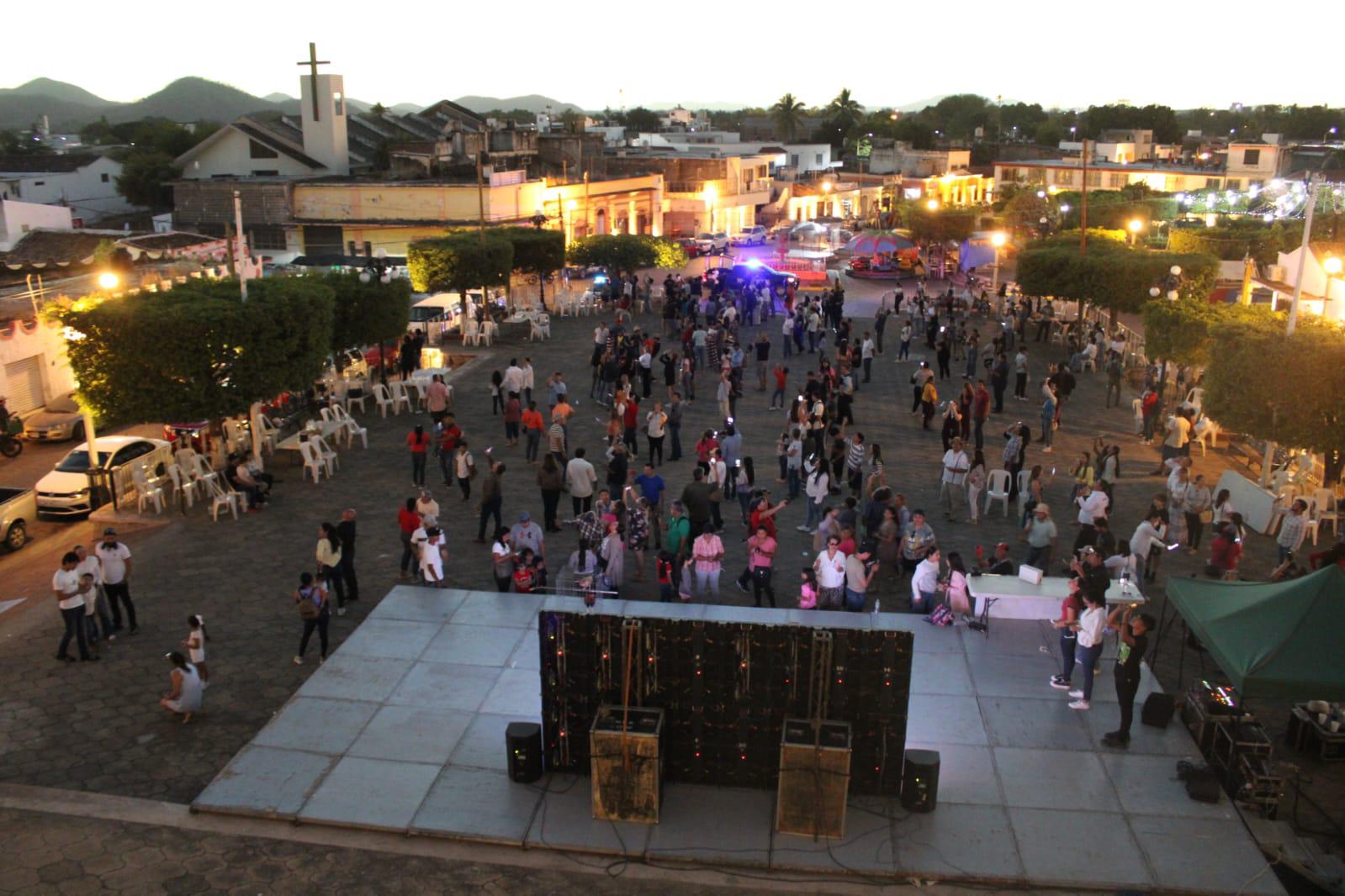 $!Entre gritos de júbilo, locales y turistas aprecian Eclipse Solar en Rosario