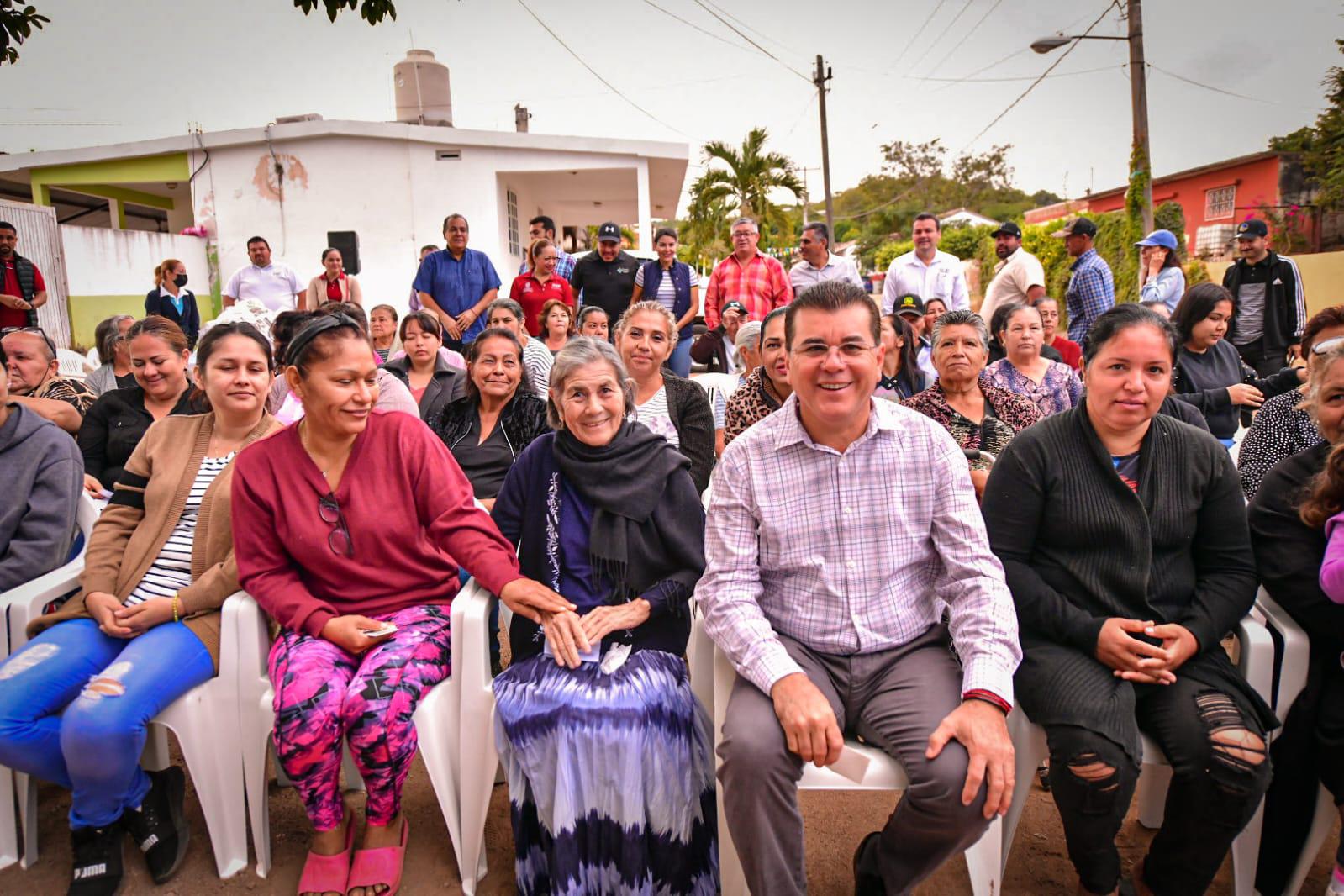 $!Promete Gobierno de Mazatlán cambiar alumbrado público y reconstruir barda de primaria en Puerta de Canoas