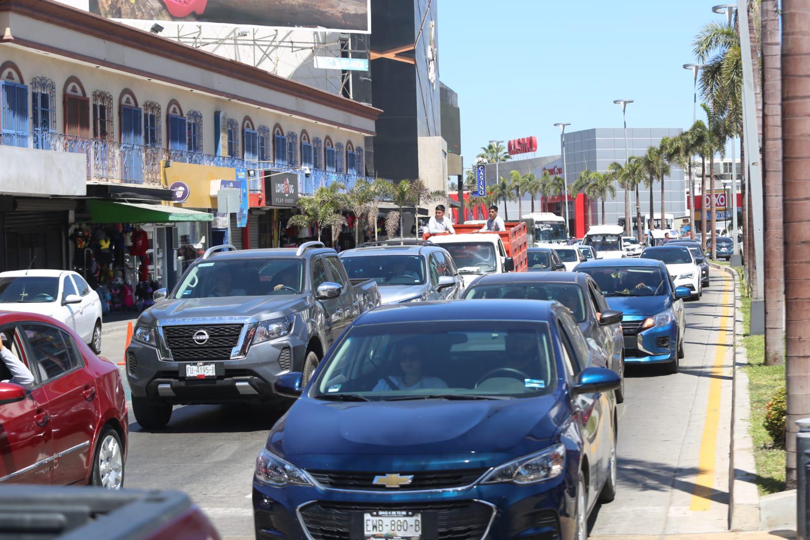 $!Hay fuerte congestionamiento en Zona Dorada de Mazatlán