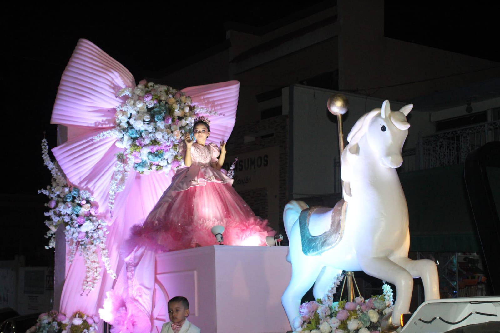 $!Chicos y grandes disfrutan del tradicional desfile de la Feria de la Primavera en Rosario
