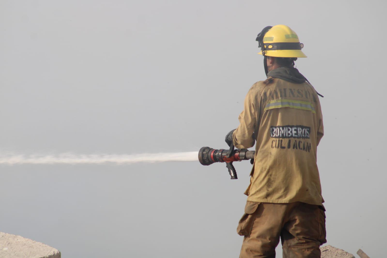 $!Se incendia relleno sanitario del Piggy Back, al sur de Culiacán