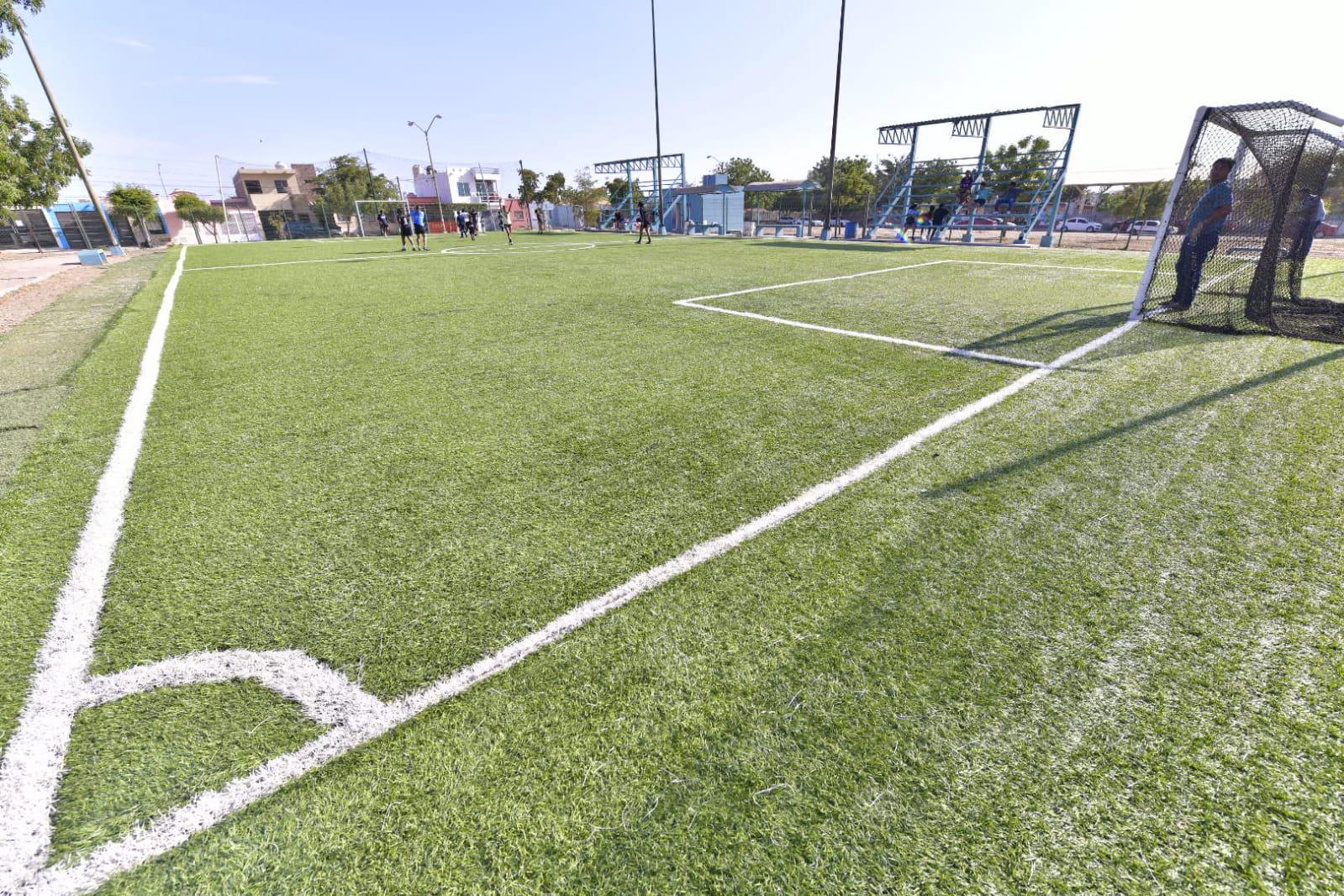 $!Rehabilitan campos de futbol en Mazatlán