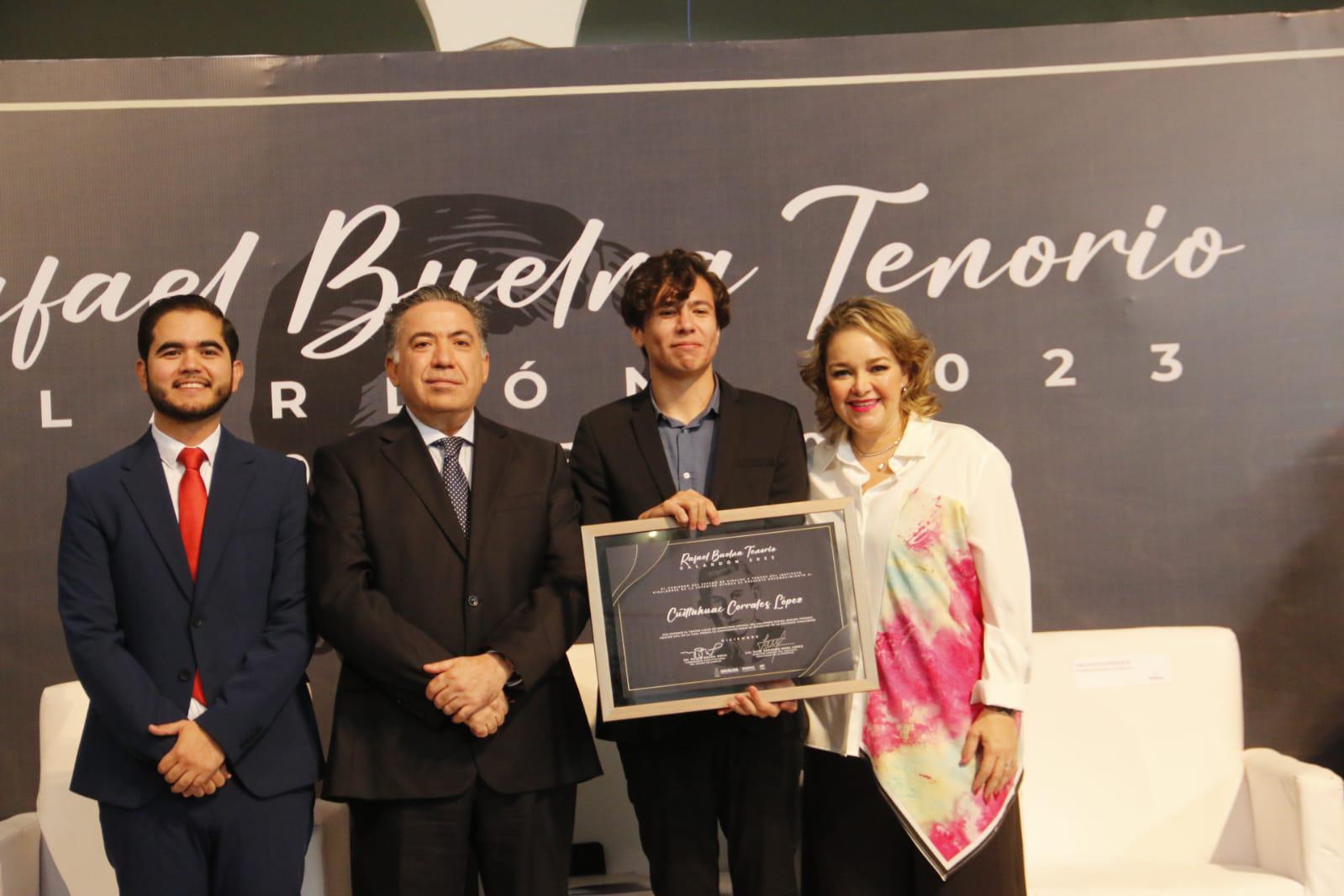 Reconocen a jóvenes destacados con el Premio Estatal de la Juventud 2023