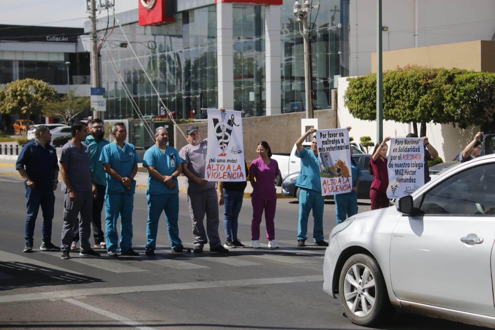 $!Veterinarios en Culiacán se manifiestan por asesinato de médico en Estado de México
