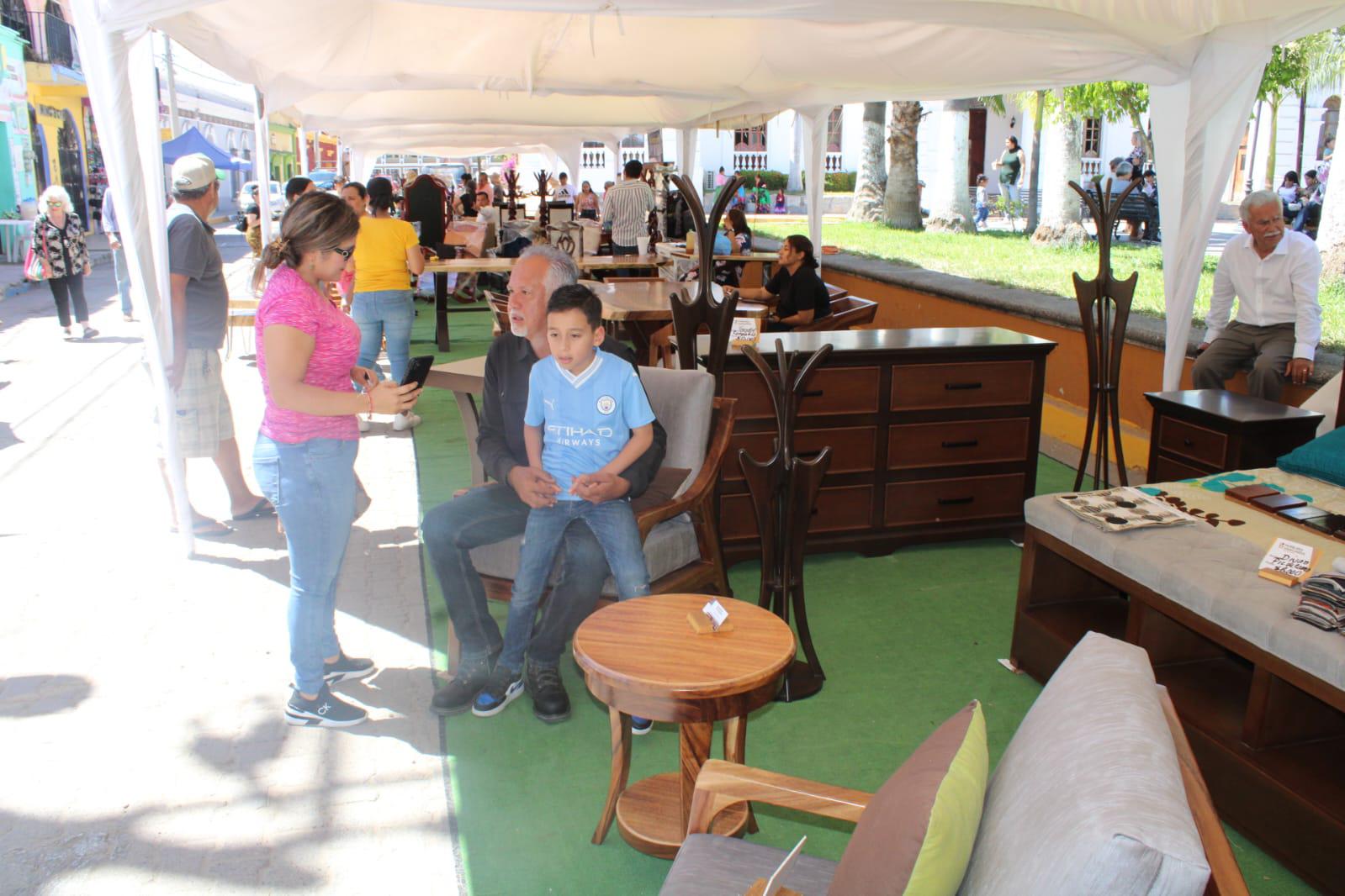 $!Disfrutan visitantes y locales exposición mueblera y domingo de plaza en Concordia