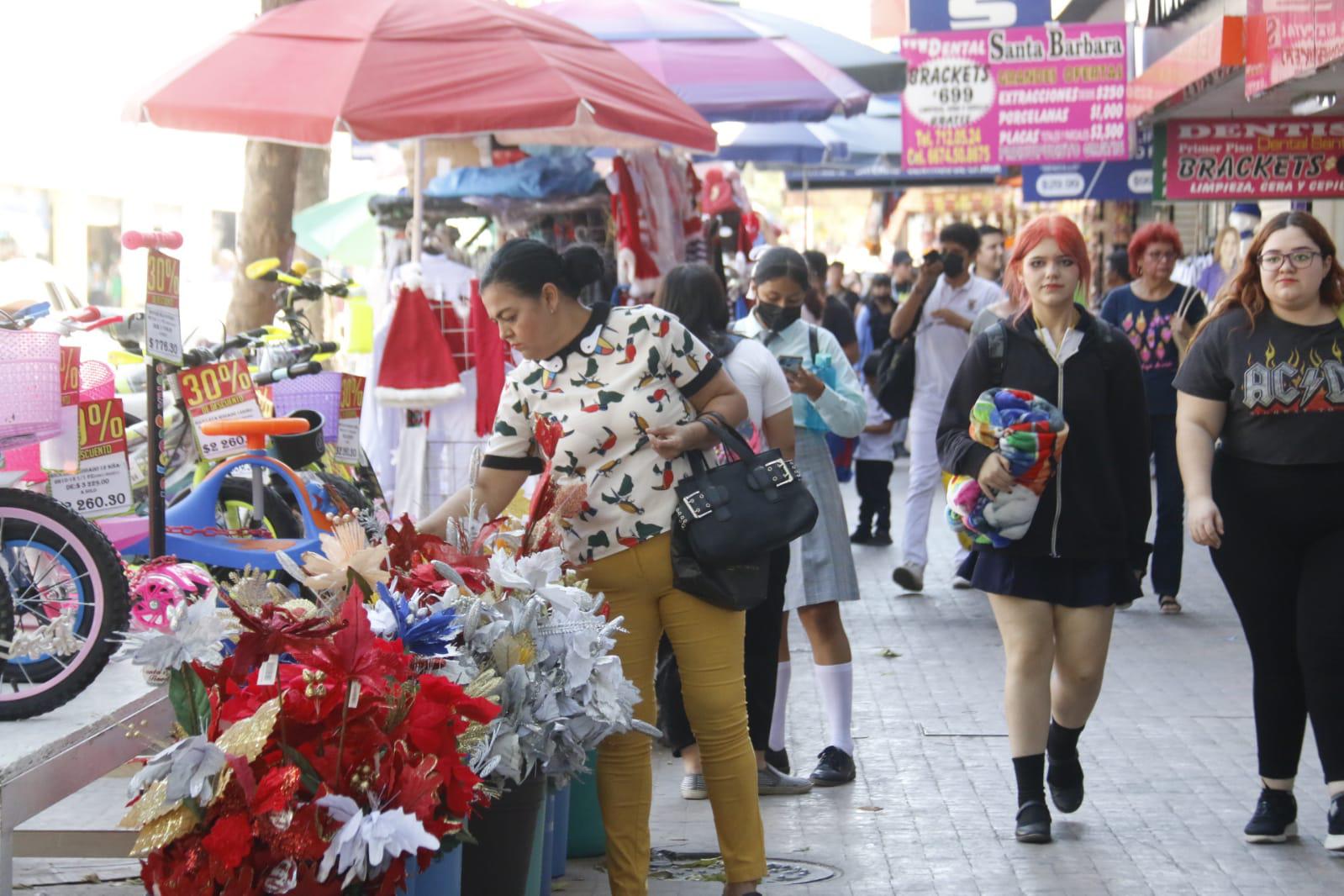 $!Gorros de Santa Claus, adornos y luces navideñas inundan el Centro de Culiacán