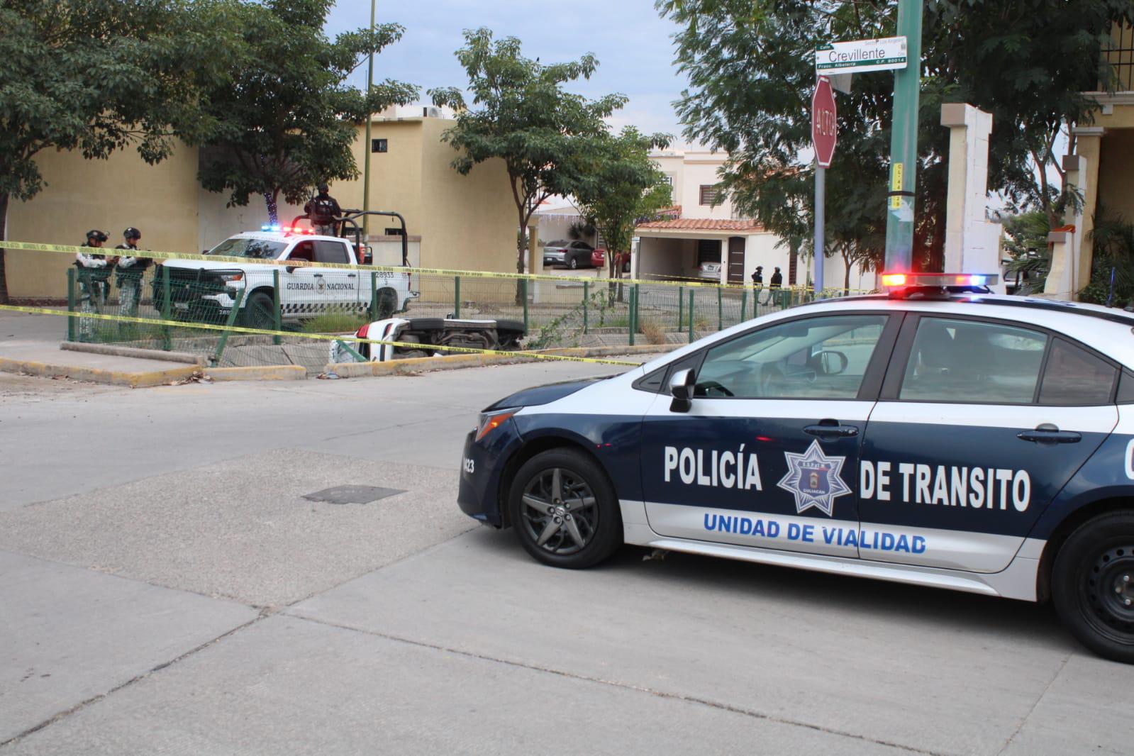 $!Cae vehículo dentro de un arroyo en el sector Los Ángeles, en Culiacán