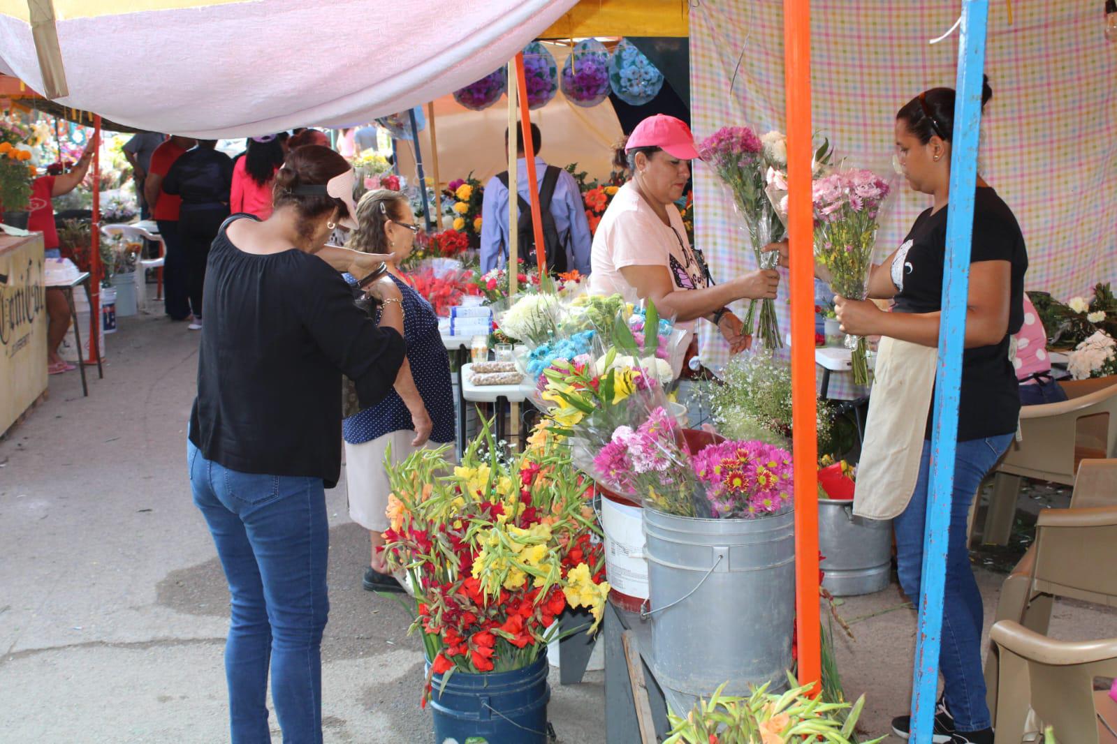 $!Pese a contrariedades floristas de Rosario trabajan en la fiesta del Día de Muertos