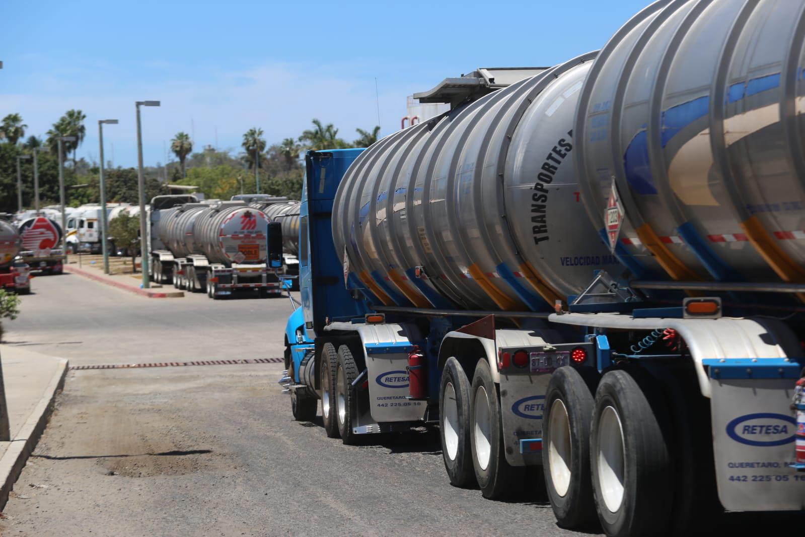 $!Transportan combustible de Mazatlán a Culiacán ante bloqueo de productores