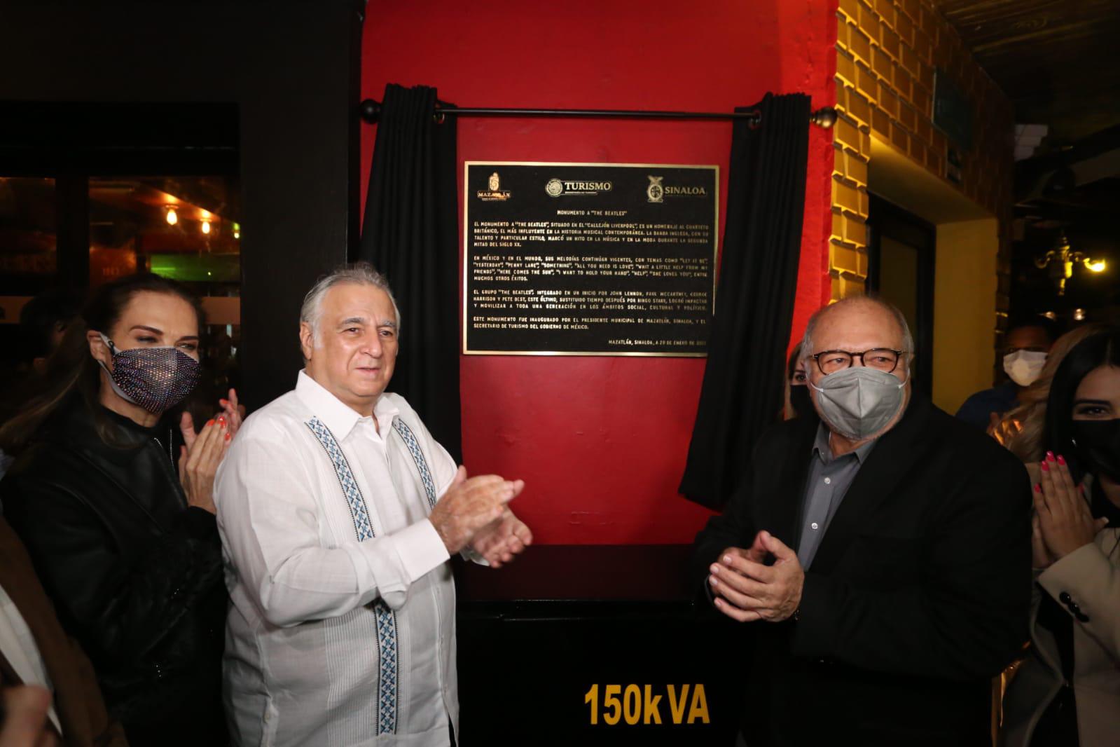 $!Develan placa del callejón Liverpool y el monumento a The Beatles en Mazatlán