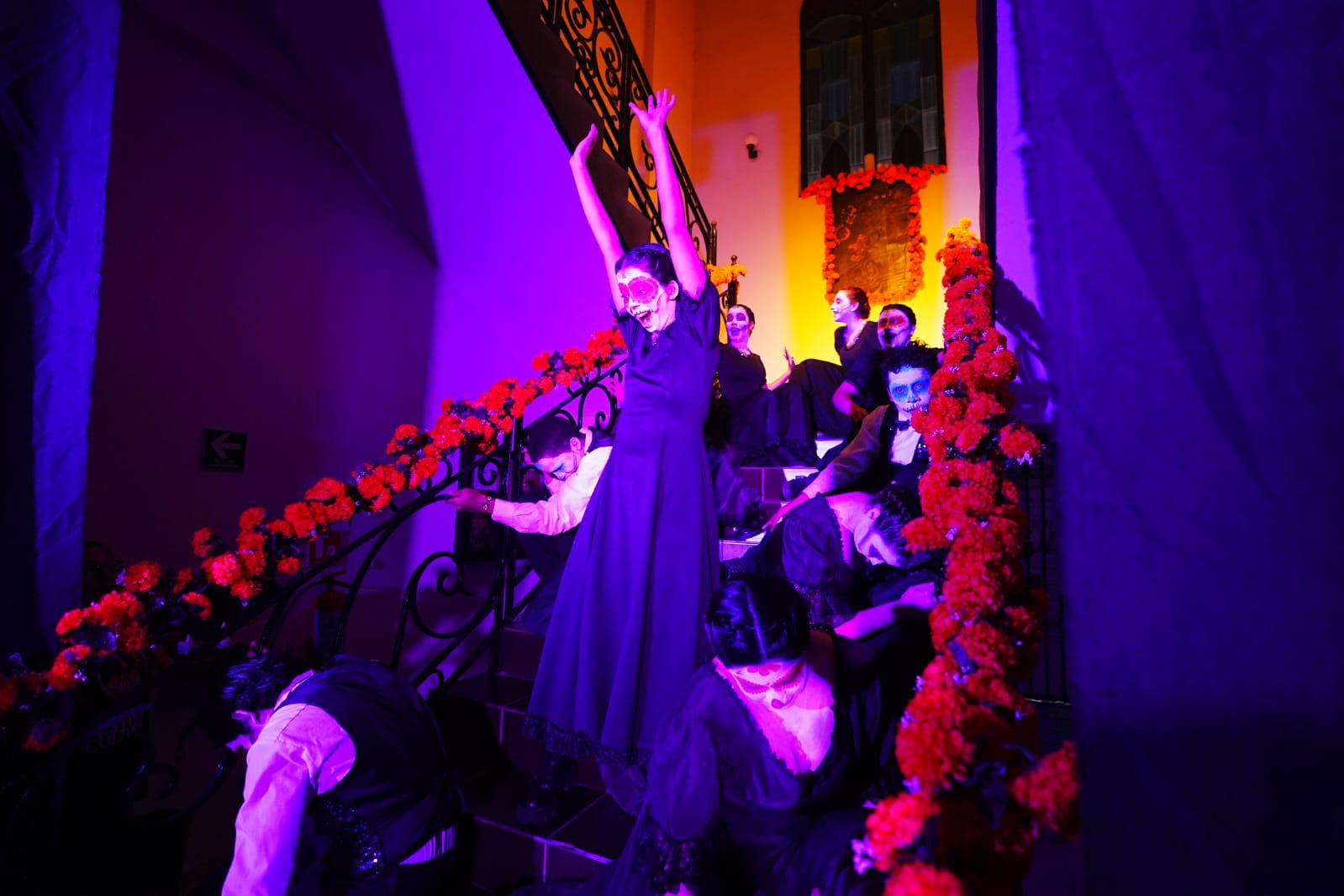 $!La Escuela Profesional de Danza de Mazatlán interpretó ‘Homenaje a un visionario irreverente’.