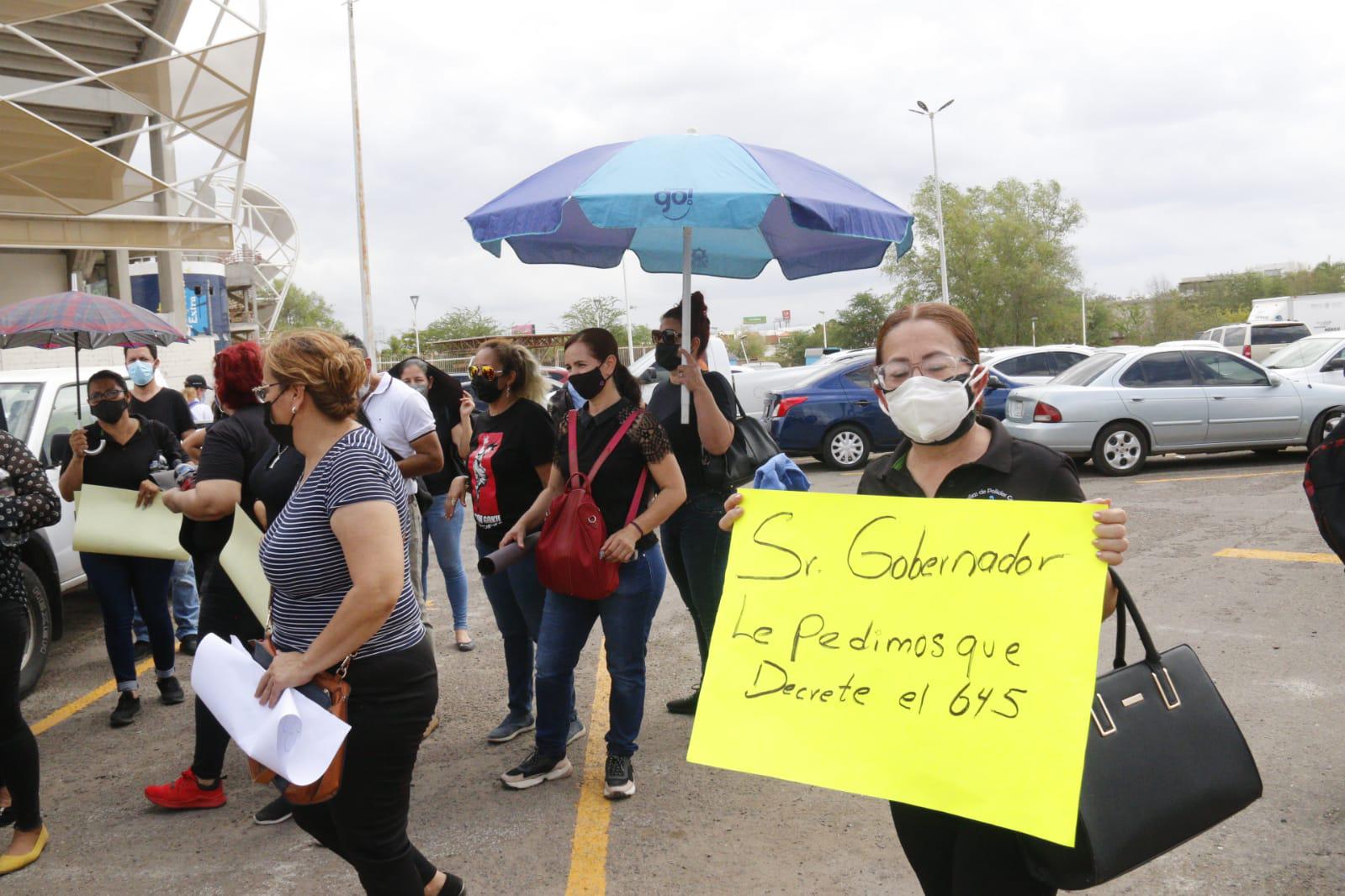 $!Viudas de policías exigen publicación del Decreto 645; Quirino quiere hacer modificaciones