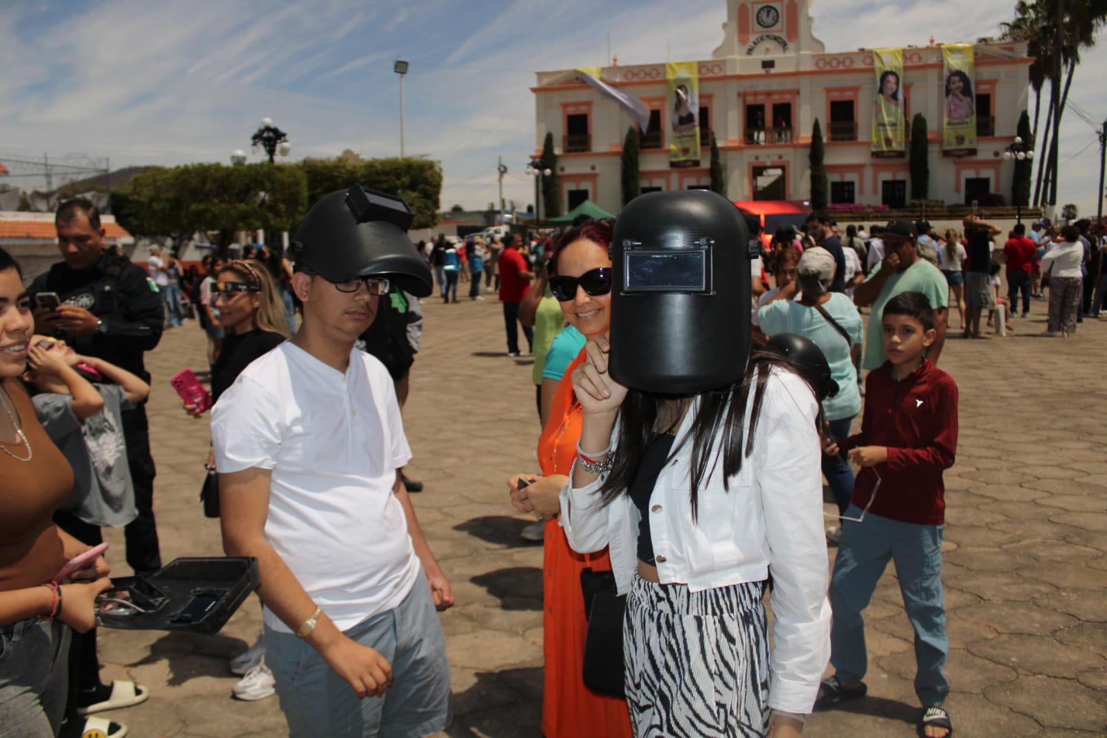 $!Entre gritos de júbilo, locales y turistas aprecian Eclipse Solar en Rosario