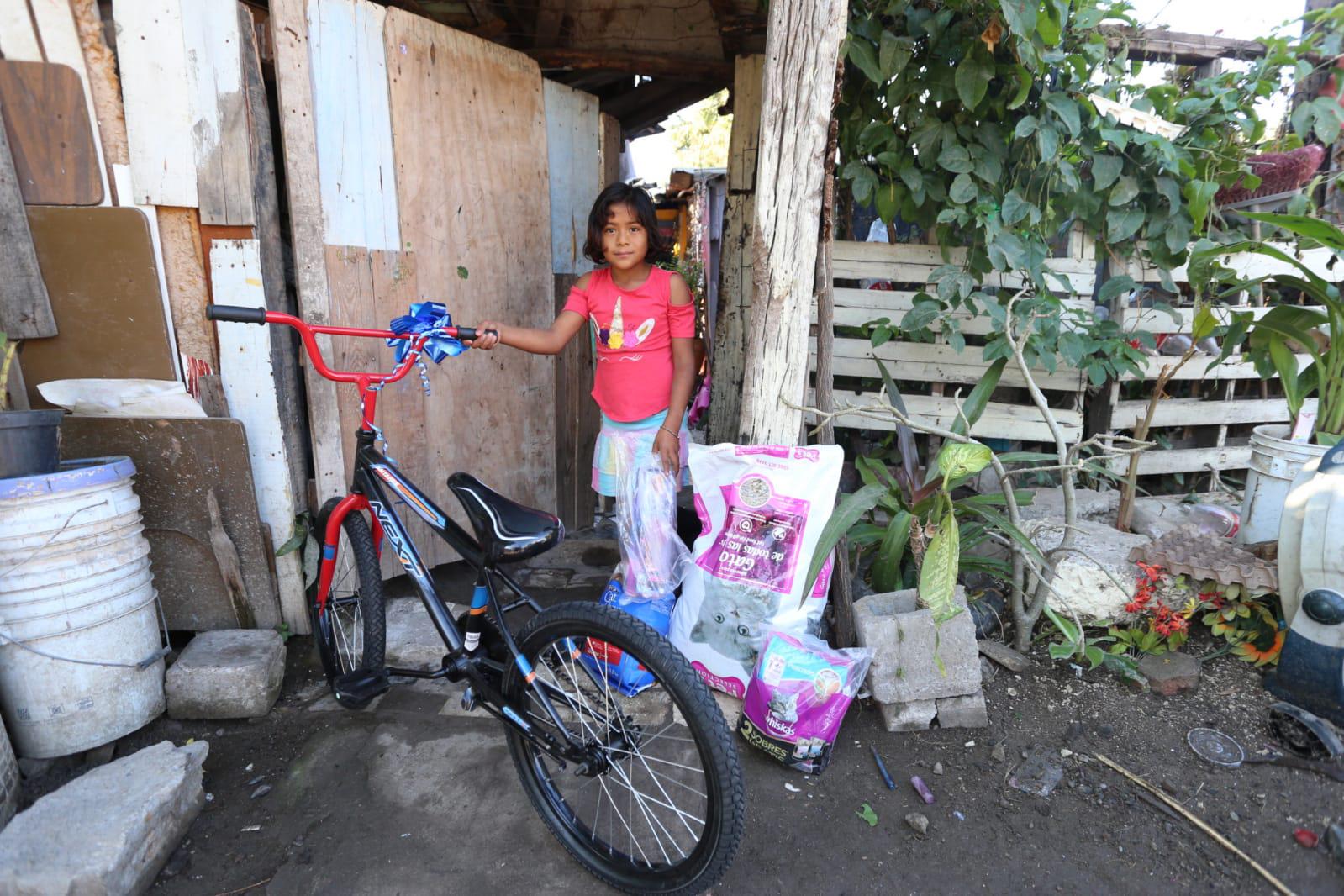 $!SÉ UN REY MAGO | Tiene Claudia comida para su gata y también una bicicleta este Día de Reyes