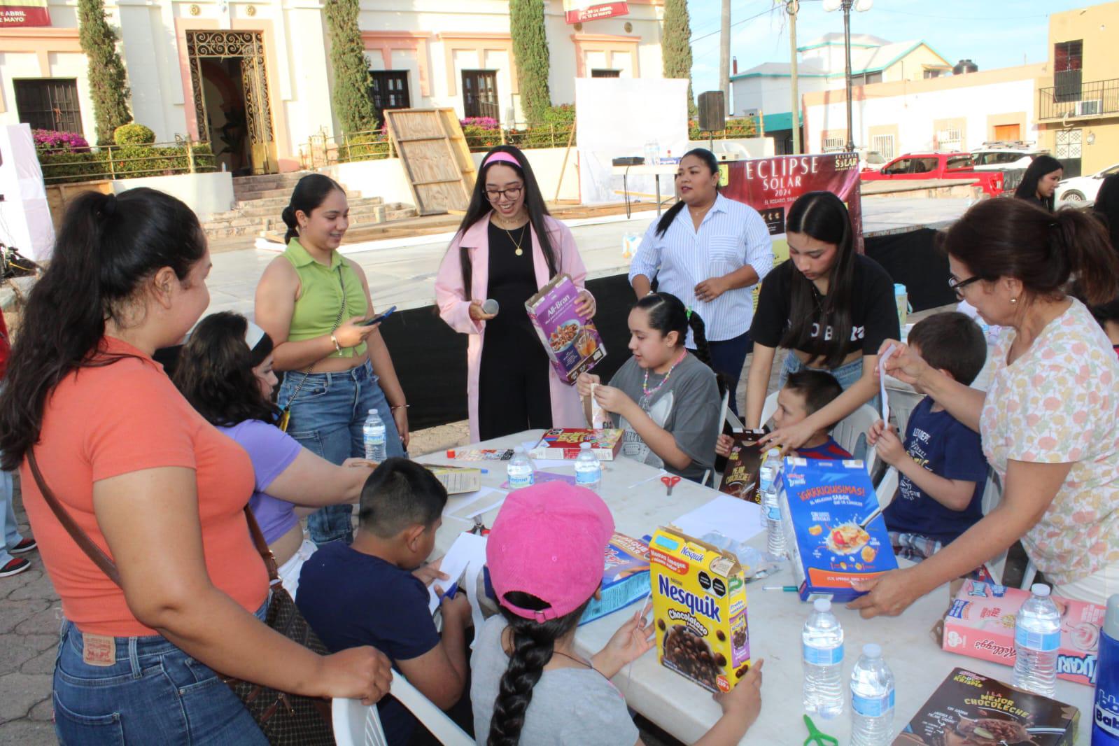 $!Divulgadora científica ofrece taller de creación de visor de eclipse a niños de Rosario