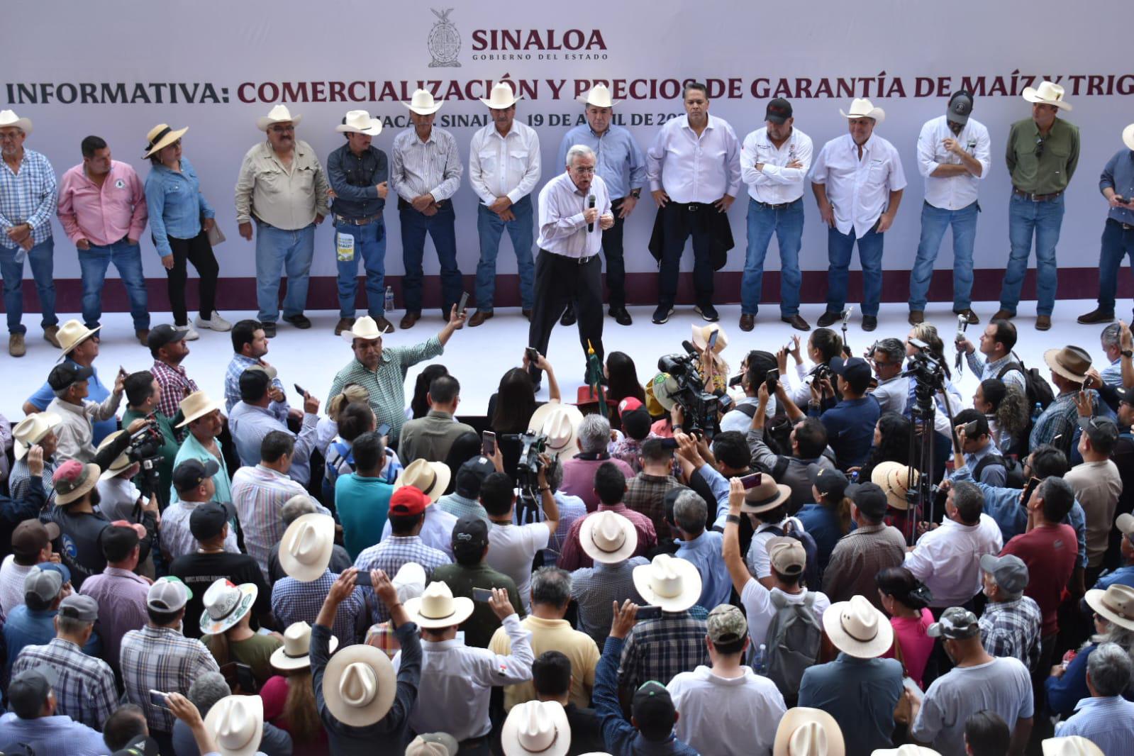 $!Rocha Moya atiende a agricultores; aún no logran el precio que piden